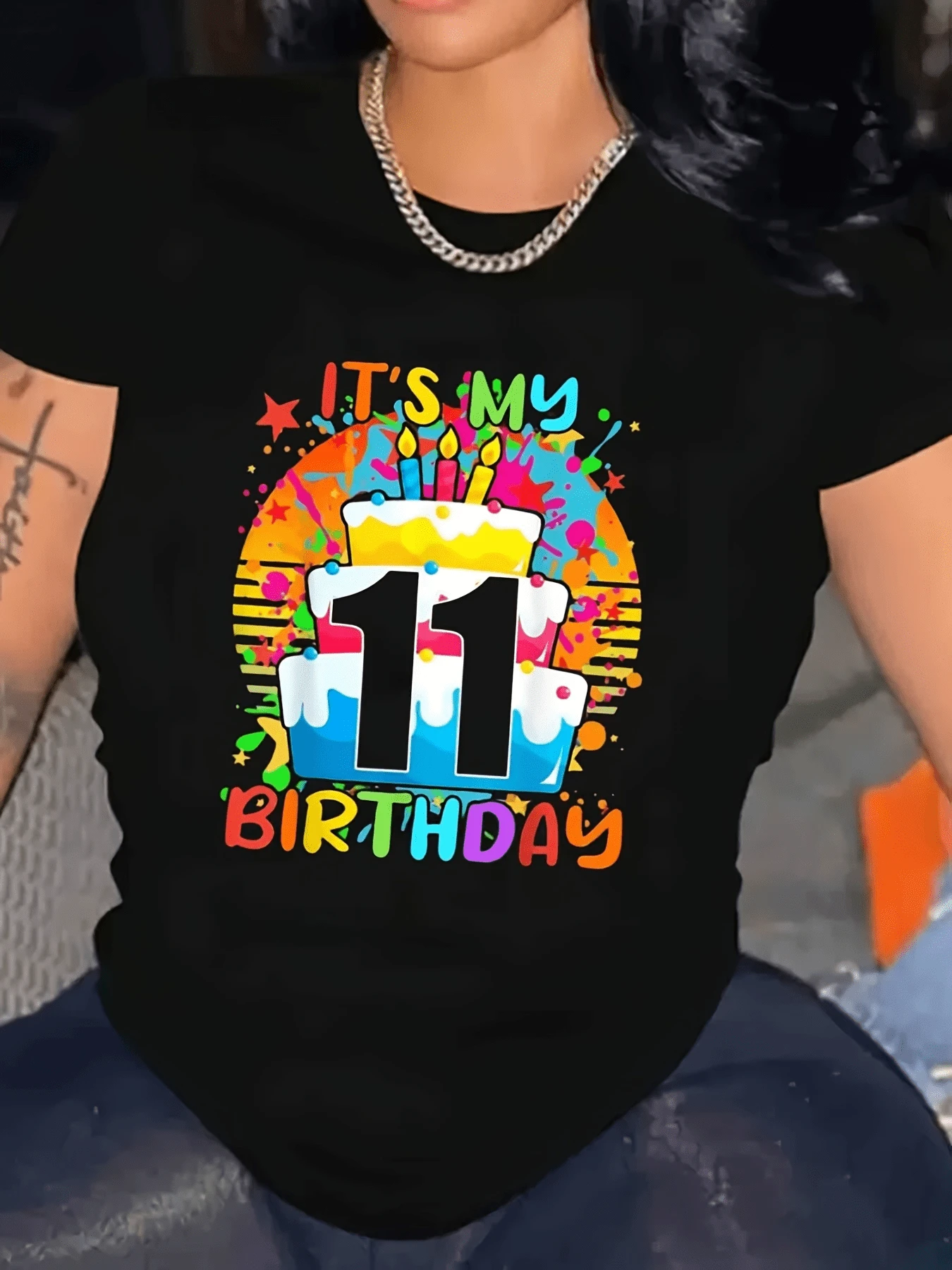 Pastel de cumpleaños colorido con número once rodeado de velas brillantes y salpicaduras festivas que transmiten alegría celebración y energía juvenil camiseta de mujer casual moderna ideal para festejar con estilo - Negro - Ver 1