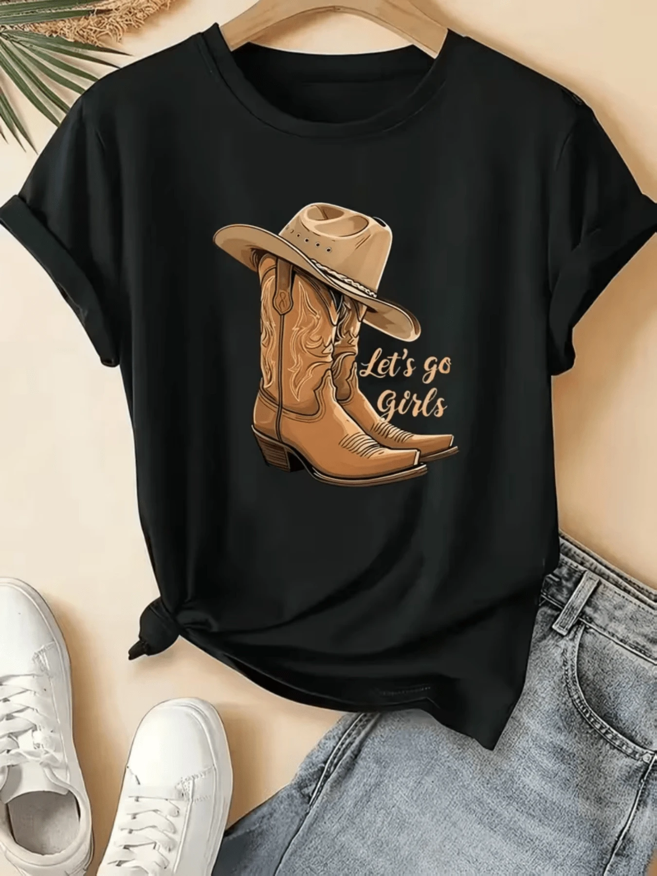 Botas vaqueras y sombrero simbolizando espíritu libre valentía femenina y energía del campo reflejando el estilo aventurero y la fuerza interior camiseta de mujer casual moderna cómoda para diario - Negro - Ver 1