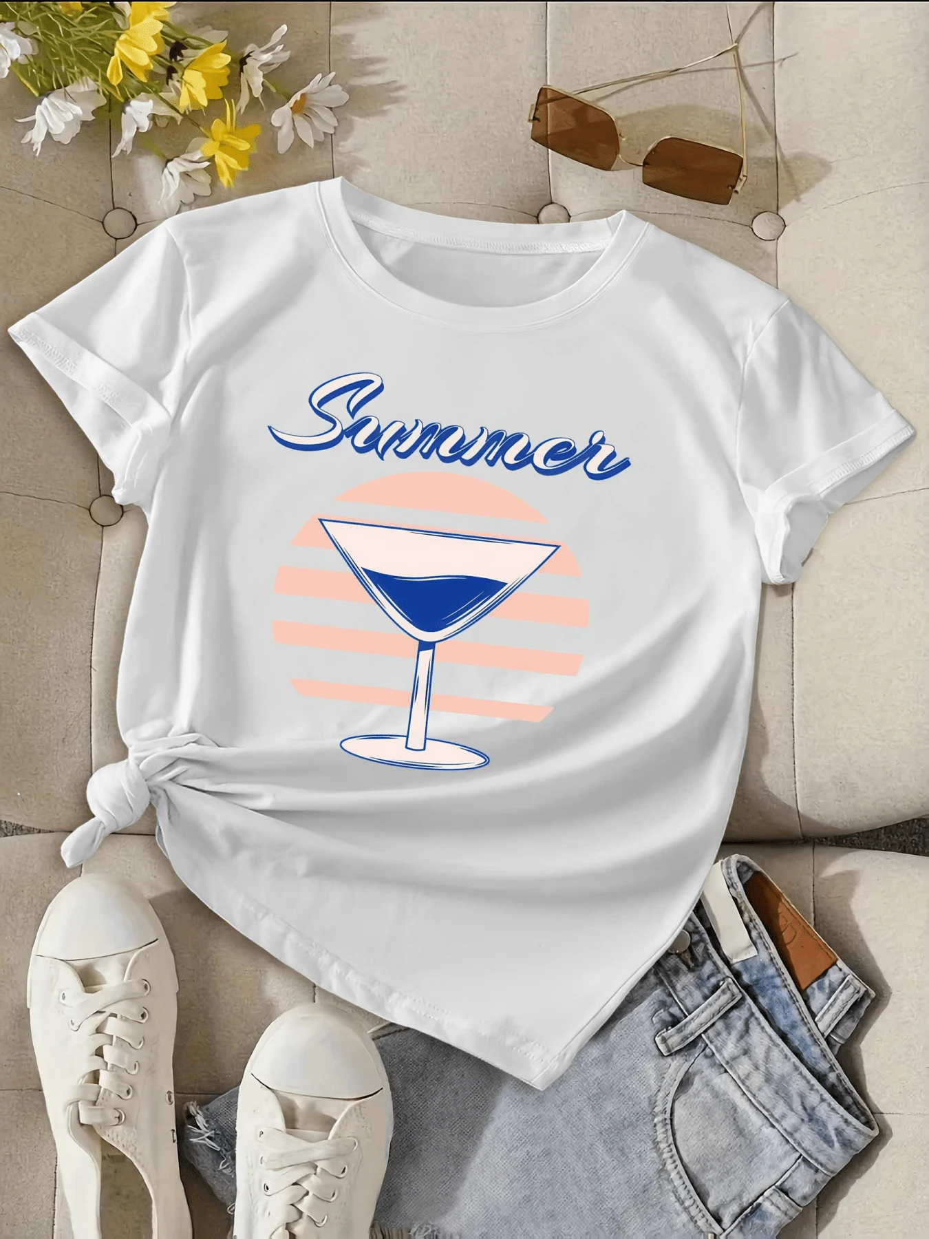 A Symbol Of Summer With A Blue Cocktail Against A Pink Sunset Represents The Joy Of Rest, Positive Energy, And The Freshness Of Sunny Days. A Comfortable, Casual Women's T-Shirt For Everyday Wear. - 白色 - 查看 1