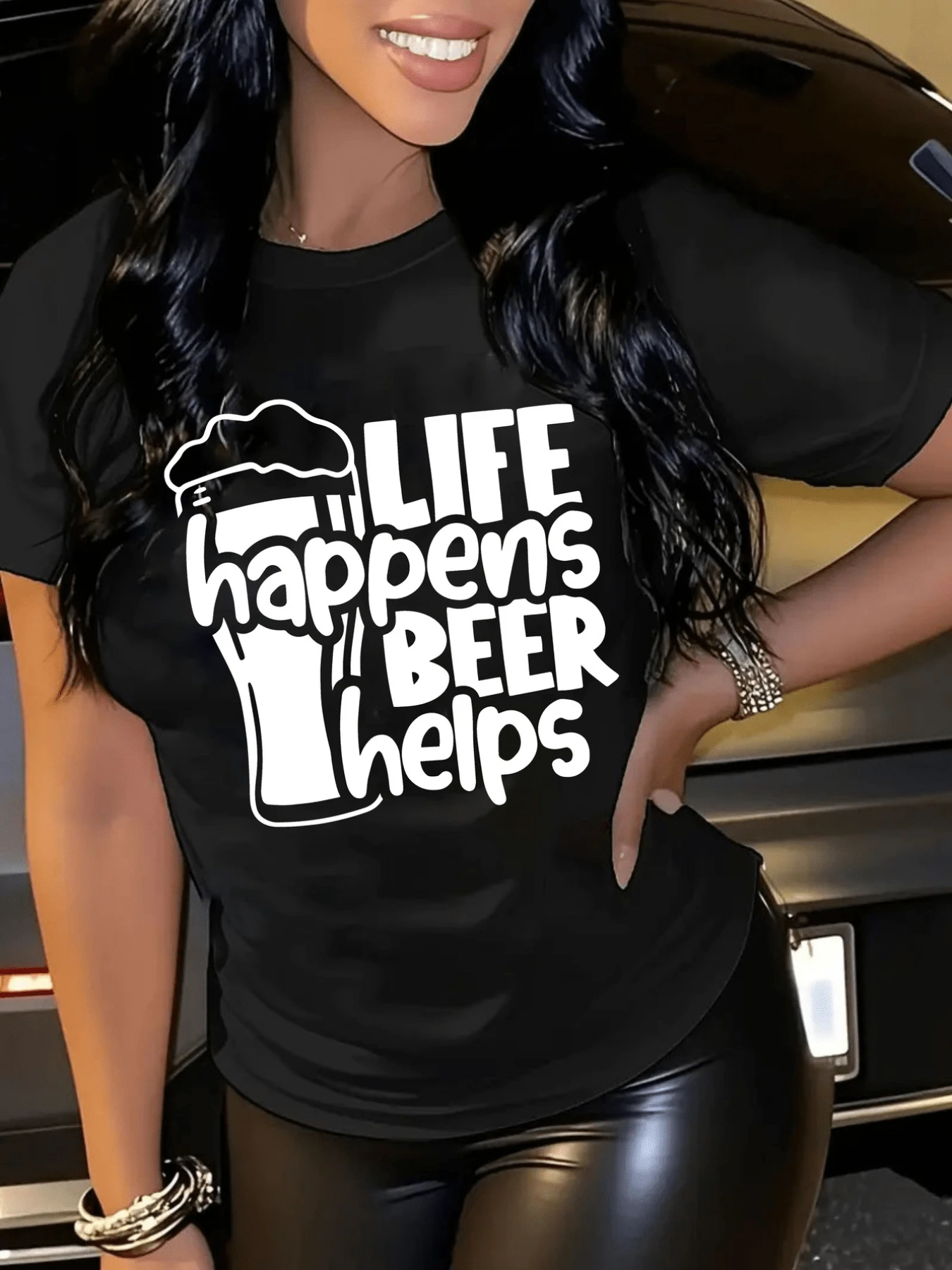 A Fun Illustration Featuring A Frothy Beer Symbolizes The Little Pleasures That Brighten Our Days And Celebrate A Positive Attitude Towards Life. A Comfortable, Modern, Casual Women's T-Shirt For Everyday Wear. - 黑色 - 查看 1