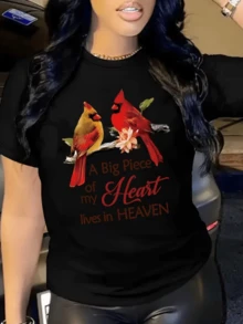 Dos cardenales posados en una rama simbolizan el amor eterno y la conexión con quienes habitan en el cielo transmitiendo paz esperanza y memoria profunda camiseta de mujer casual cómoda para uso diario - Negro - Ver 8