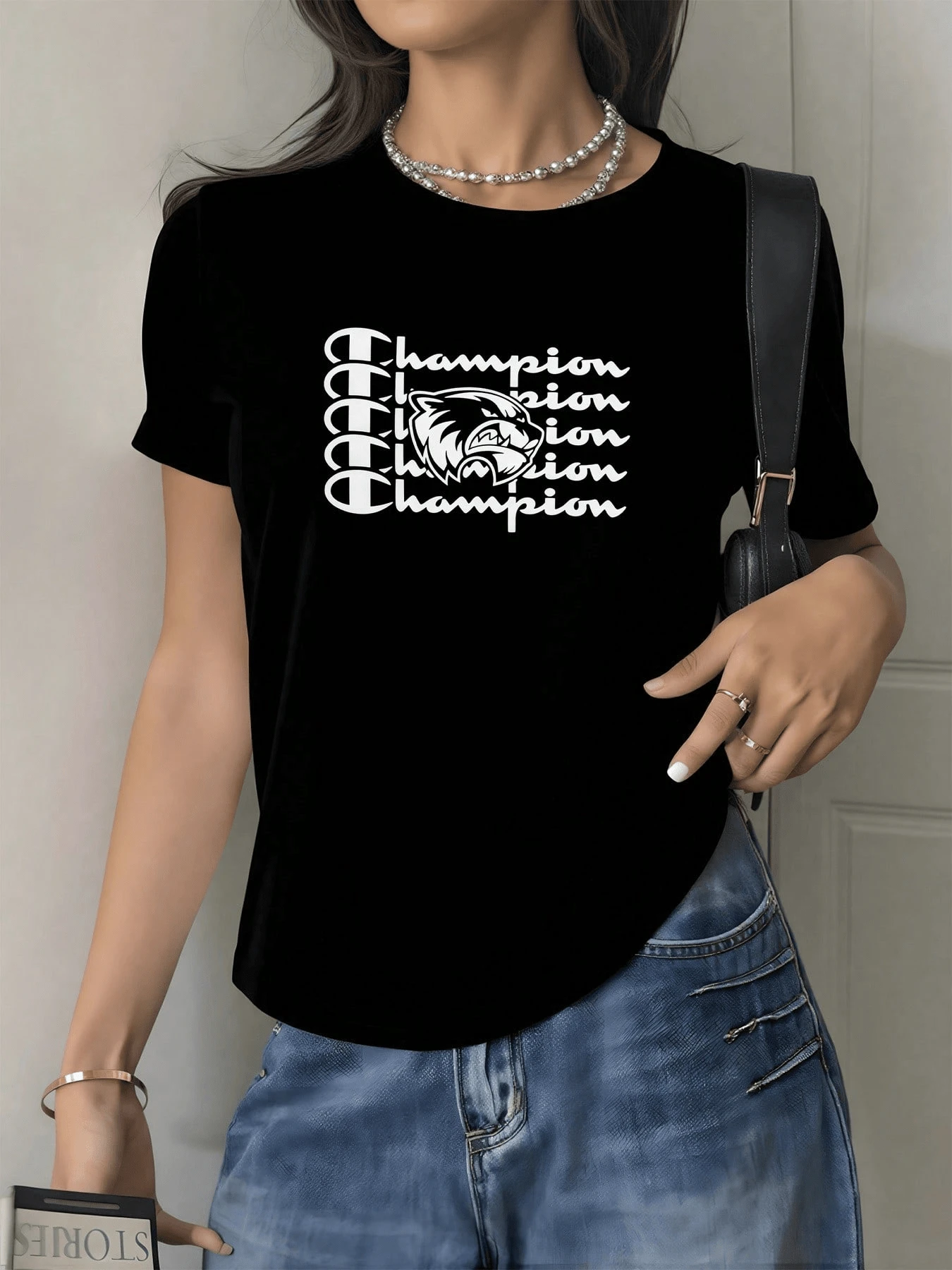 A Fierce Tiger Figure Accompanied By The Artistic Repetition Of The Word Champion Symbolizes Energy, Courage, And Confidence For Modern Women. Comfortable Casual Women's T-Shirt For Everyday Wear - 黑色 - 查看 1