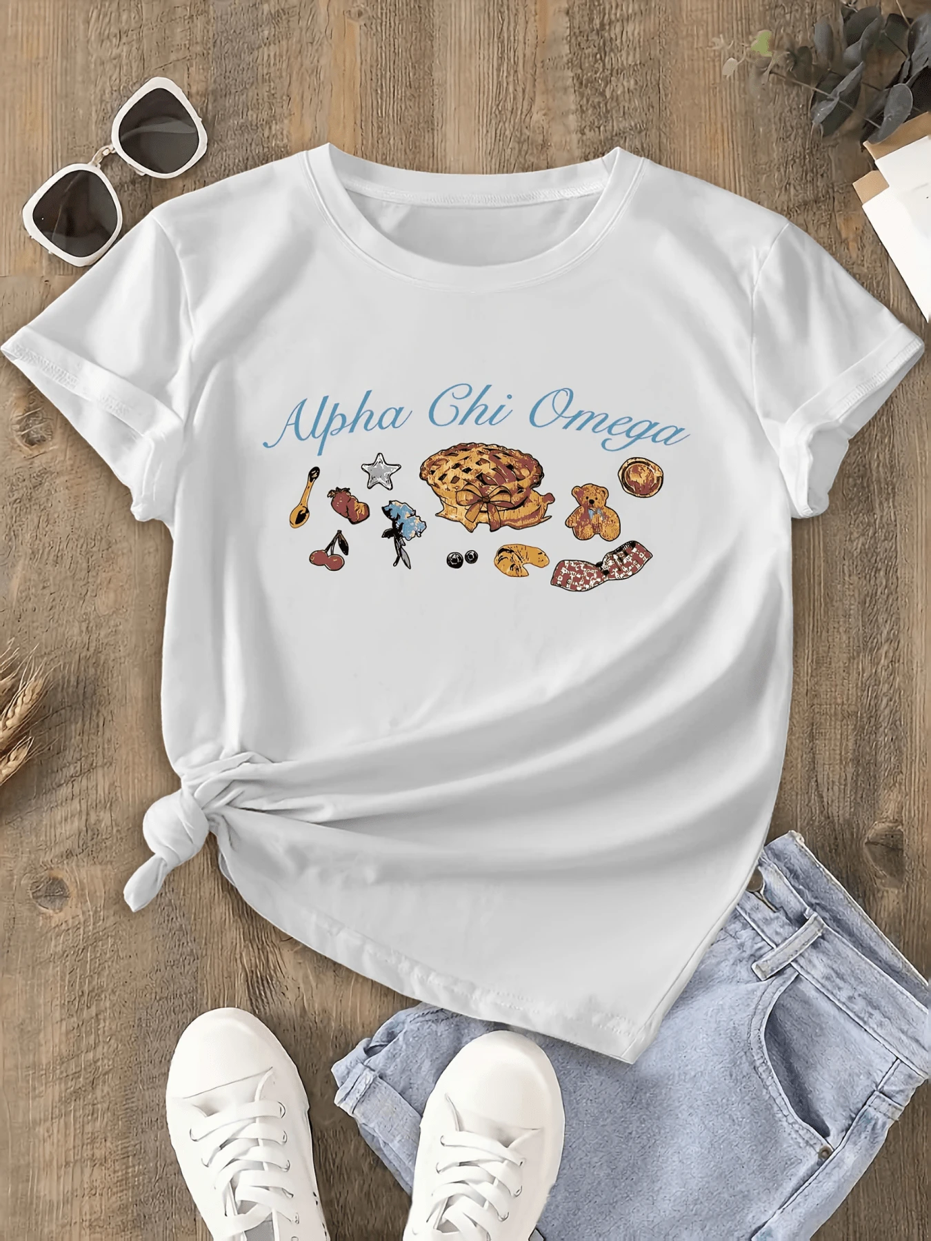 Golden Cake Accompanied By Sweet Fruits, Blue Flowers, And Small Details That Evoke Moments Of Friendship And Joy. Casual Women's T-Shirt For Everyday Wear, Comfortable And Modern. - 白色 - 查看 1