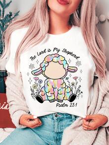 Ternura de un cordero multicolor rodeado de flores que simboliza paz amor y fe inspirando esperanza con la frase del salmo que evoca protección divina camiseta de mujer cómoda y moderna - Blanco - Ver 6