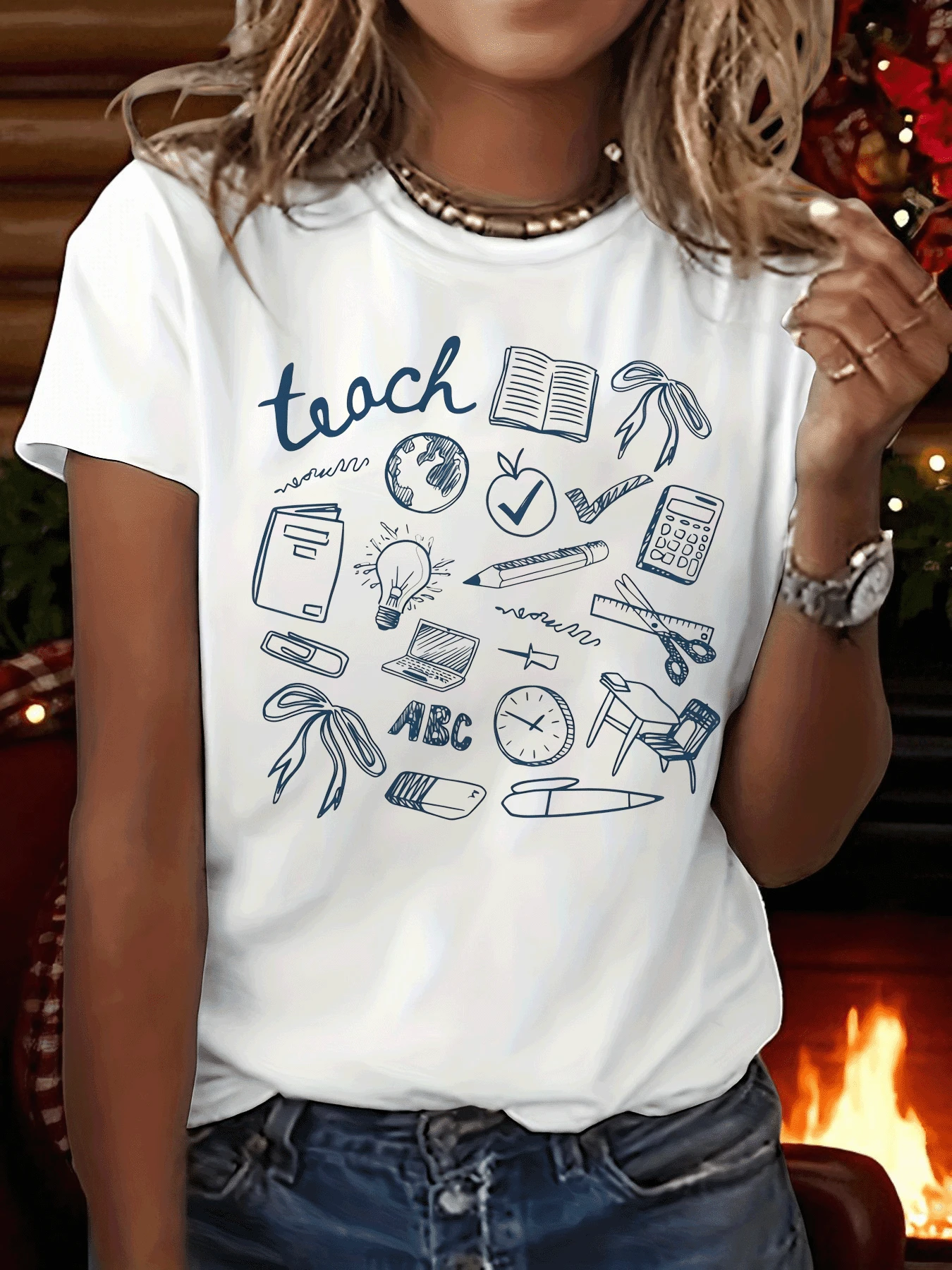 Educational Symbols That Evoke Inspiration, Learning, And Creativity With Drawings Of A Planet, Book, Pencil, Light, And School Elements That Celebrate Teaching. Casual, Comfortable, And Modern Women's T-Shirt. - 白色 - 查看 1