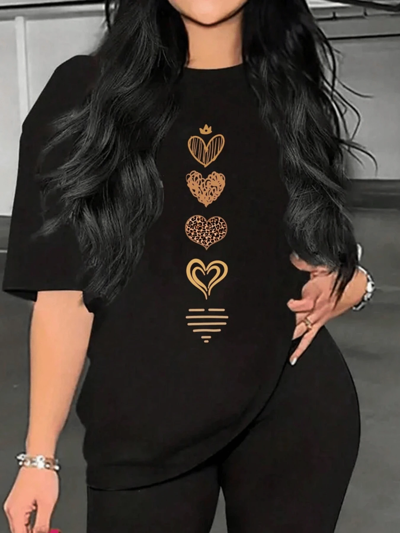 Cuatro corazones dorados simbolizan la fuerza del amor en distintas etapas de la vida mostrando conexión crecimiento y energía positiva camiseta de mujer casual moderna elegante - Negro - Ver 1