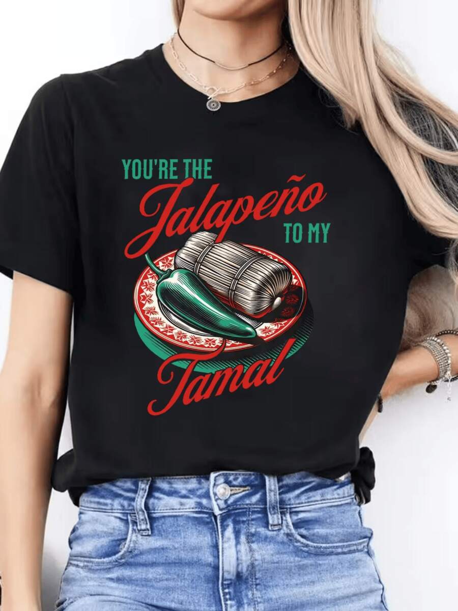 A Colorful Artwork Depicting A Mexican Dish With A Tamale And A Jalapeño, Accompanied By A Playful Phrase Expressing Affection In A Humorous Tone, Highlights Latin Culture. A Casual Women's T-Shirt With An Attractive And Comfortable Print, Perfect For Everyday Wear. - 黑色 - 查看 1