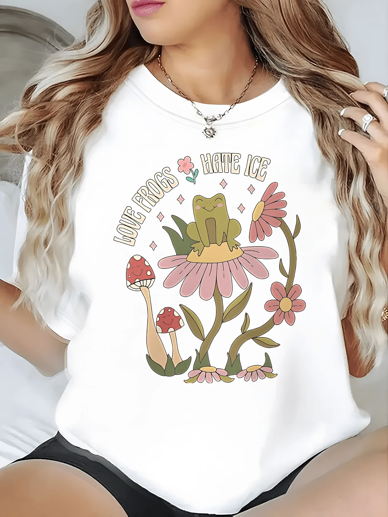 A Cheerful Frog On A Large Pink Flower Surrounded By Mushrooms And Small Flowers Symbolizes Natural Harmony And The Joy Of Living. A Comfortable, Casual Women's T-Shirt For Relaxed Days And Outdoor Adventures. - 白色 - 查看 1