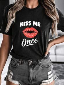 Labios rojos simbolizando pasión y deseo expresan un mensaje juguetón de confianza que invita a un toque romántico con estilo moderno camiseta de mujer casual cómoda para diario - Negro - Ver 8