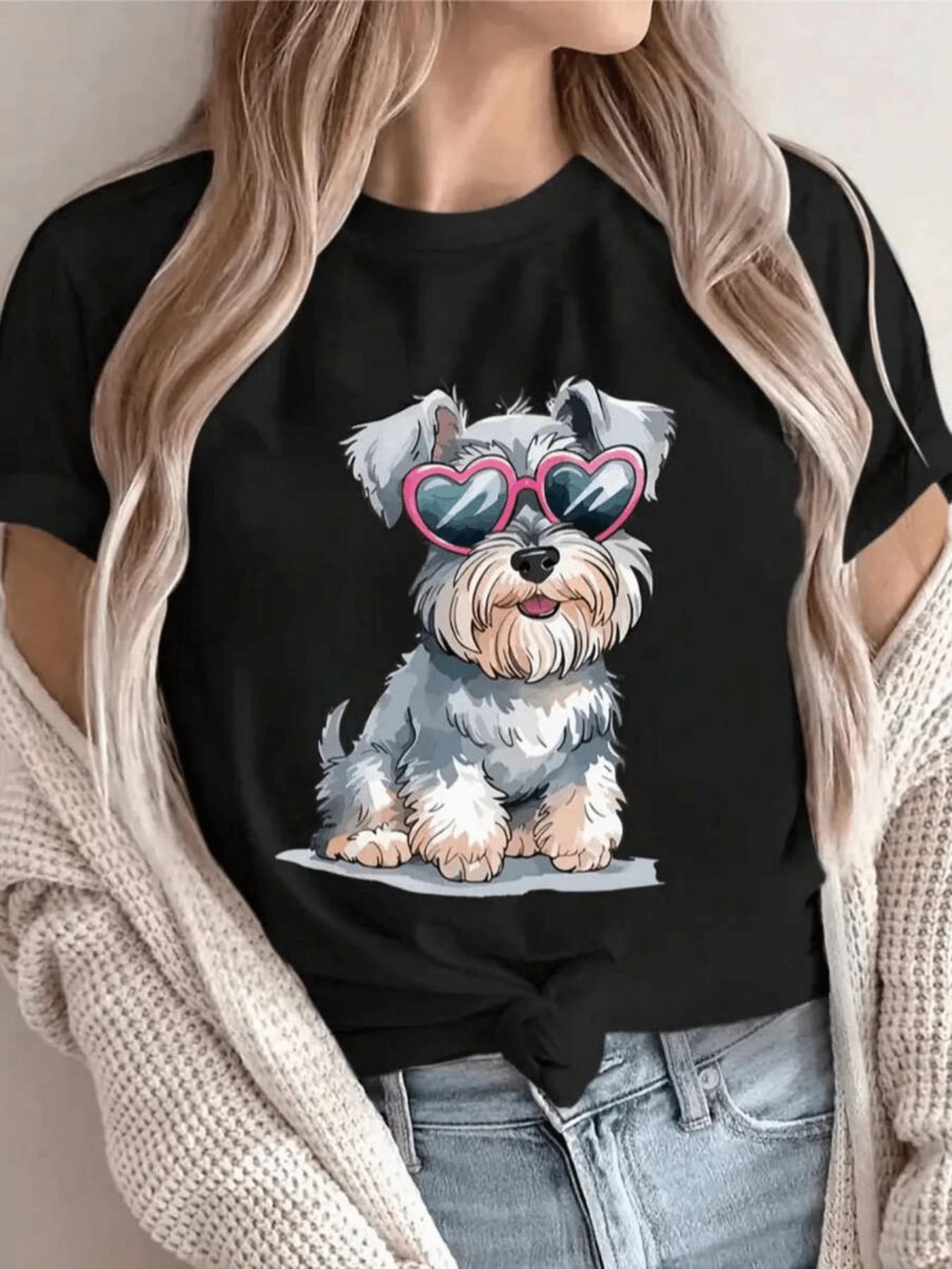A Cute Little Dog Wearing Heart-Shaped Glasses Reflects Joy And Tenderness, Conveying Positive Energy And A Fun Style For Animal Lovers. A Comfortable, Modern, Casual Women's T-Shirt For Everyday Wear. - 黑色 - 查看 1