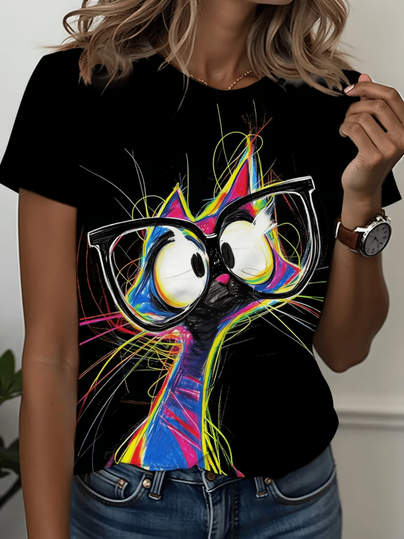 Colorful Cat With Large Glasses Reflecting A Curious, Cheerful, And Artistic Personality, Full Of Energy With Vibrant Strokes That Convey Dynamism And Modern Style. Comfortable Casual Women's T-Shirt Perfect For Everyday Wear. - 黑色 - 查看 1