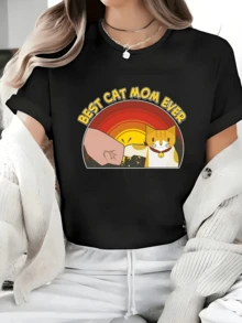 Smiling Cat Next To A Closed Fist Symbolizing The Bond And Affection Between An Animal-Loving Woman And Her Pet Against A Warm Rainbow Background. Comfortable Casual Women's T-Shirt For Everyday Wear - 黑色 - 查看 6