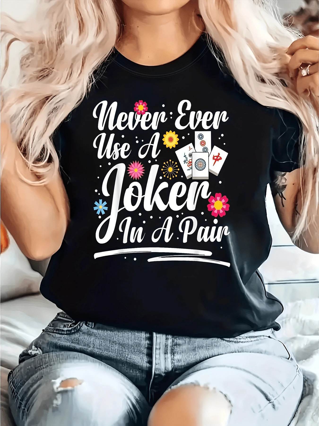 Cartas de juego con flores coloridas simbolizan diversión y suerte acompañadas de una frase ingeniosa que inspira confianza y alegría camiseta de mujer casual moderna para uso diario - Negro - Ver 1