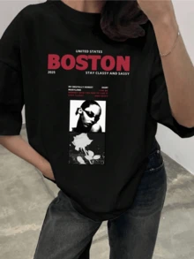 A White Rose Symbolizes Purity, Love, And Strength, With Lettering That Evokes Modern Elegance And Boston's Urban Pride-A Blend Of Authenticity And Confidence. This Comfortable And Stylish Women's Casual T-Shirt Is Perfect For A Modern Look. - 黑色 - 查看 1