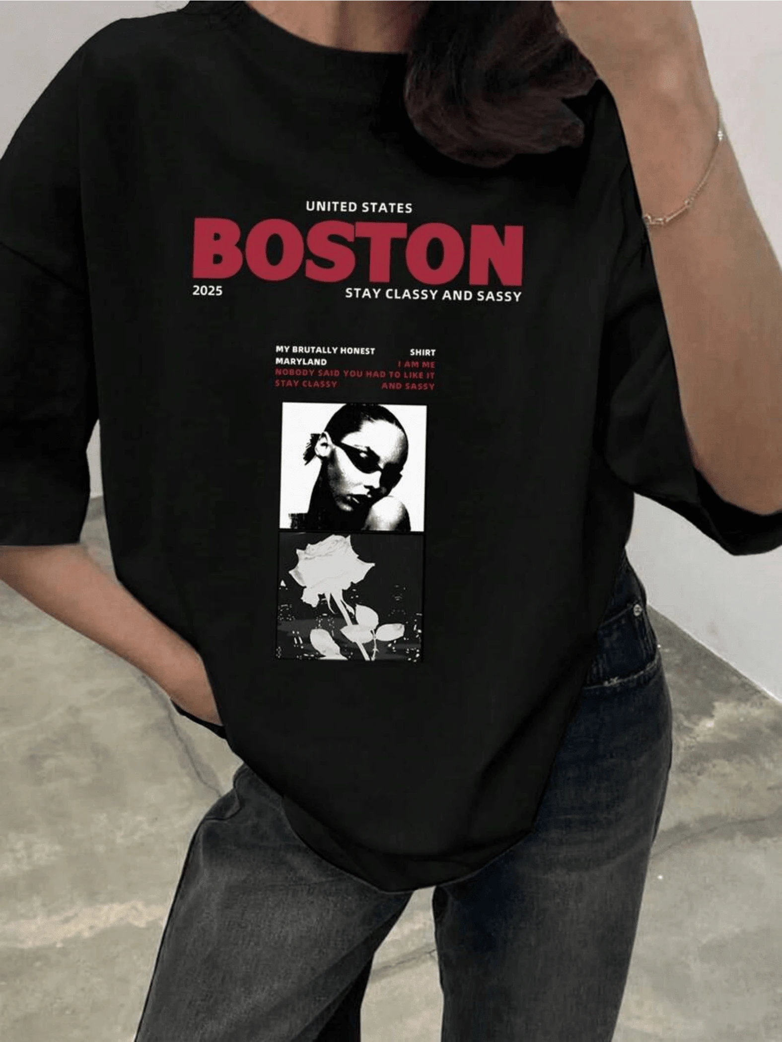 A White Rose Symbolizes Purity, Love, And Strength, With Lettering That Evokes Modern Elegance And Boston's Urban Pride-A Blend Of Authenticity And Confidence. This Comfortable And Stylish Women's Casual T-Shirt Is Perfect For A Modern Look. - 黑色 - 查看 1