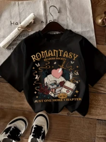 Corazón rodeado de libros abiertos rosas velas y coronas simboliza pasión por la lectura magia y fantasía creando una atmósfera romántica perfecta para soñadoras camiseta de mujer casual moderna cómoda para diario - Negro - Ver 8
