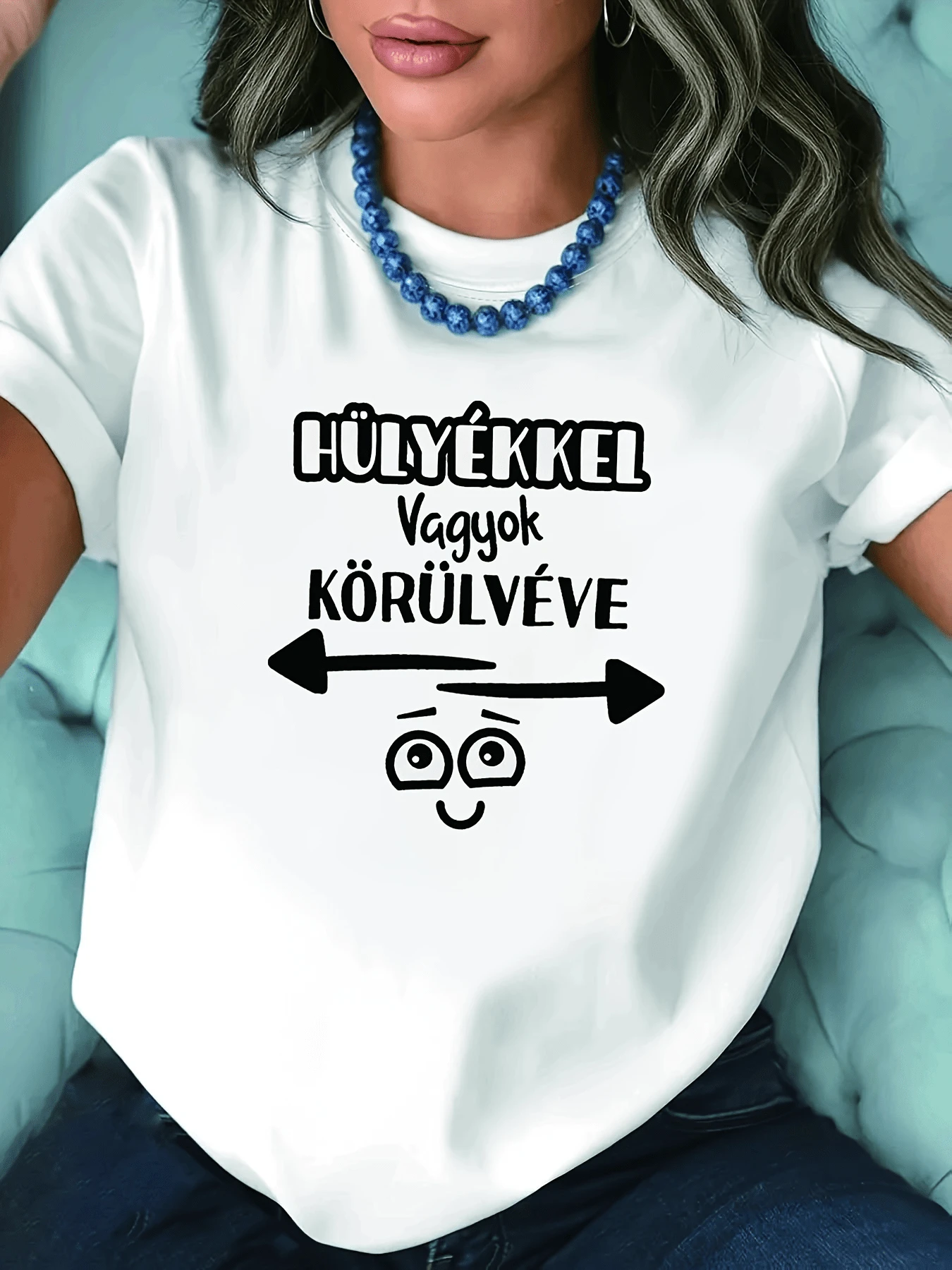 Humorous Text Expressing The Feeling Of Being Surrounded By Distracted People, With A Friendly Face And Arrows Symbolizing Confusion, Adding A Fun And Casual Touch To A Comfortable Women's T-Shirt Ideal For Everyday Wear. - 白色 - 查看 1