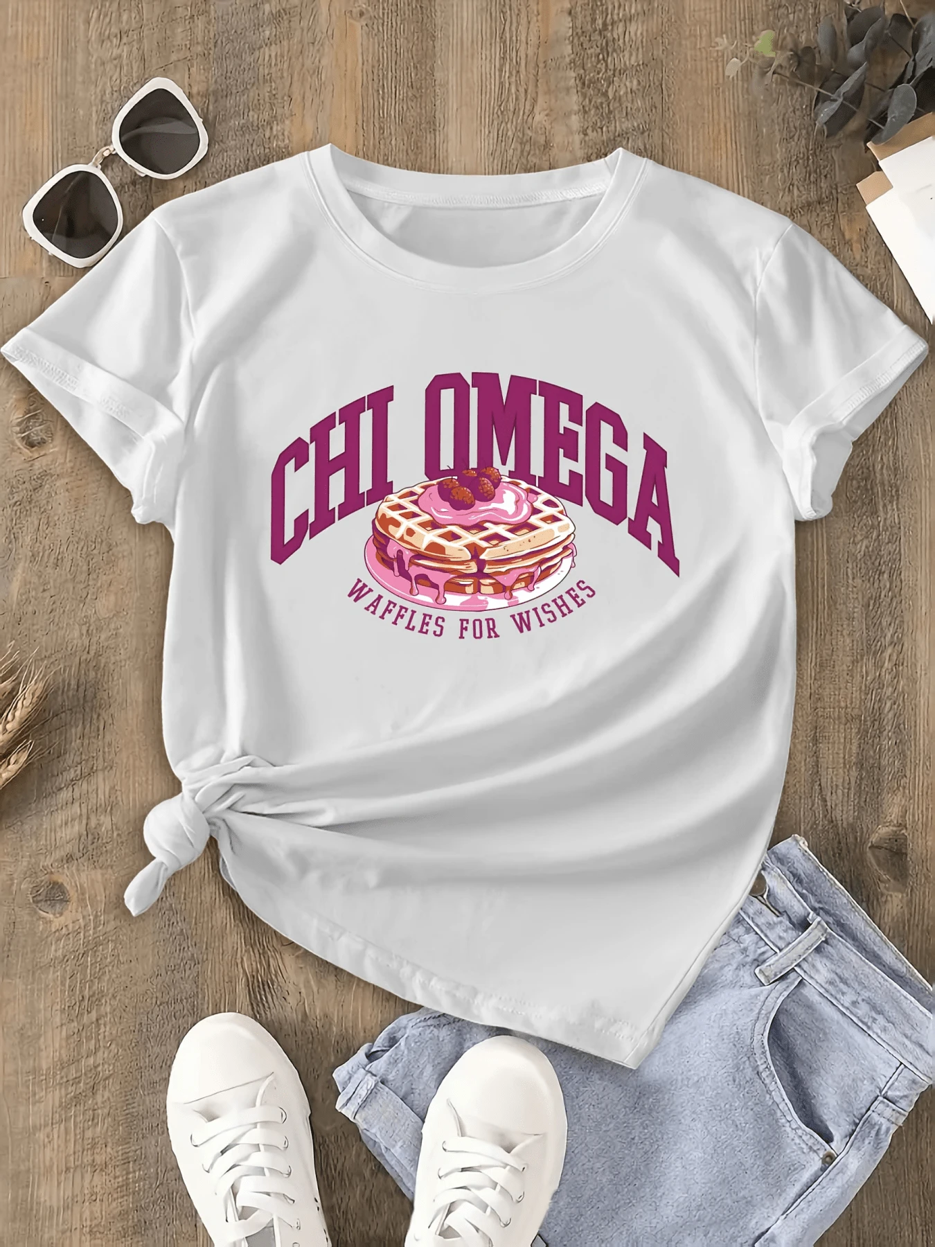 A Sweet Waffle Covered In Pink Cream And Fruit Symbolizes Wishes And Joy, Displaying Positive Energy And Optimism. A Comfortable And Modern Casual Women's T-Shirt For Everyday Wear. - 白色 - 查看 1
