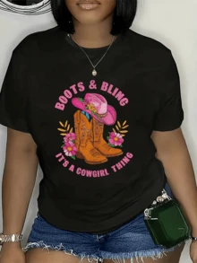 Botas vaqueras acompañadas de un sombrero rosa brillante adornado con flores coloridas que evocan la energía libre y alegre del espíritu del oeste camiseta de mujer casual moderna para uso diario - Negro - Ver 1