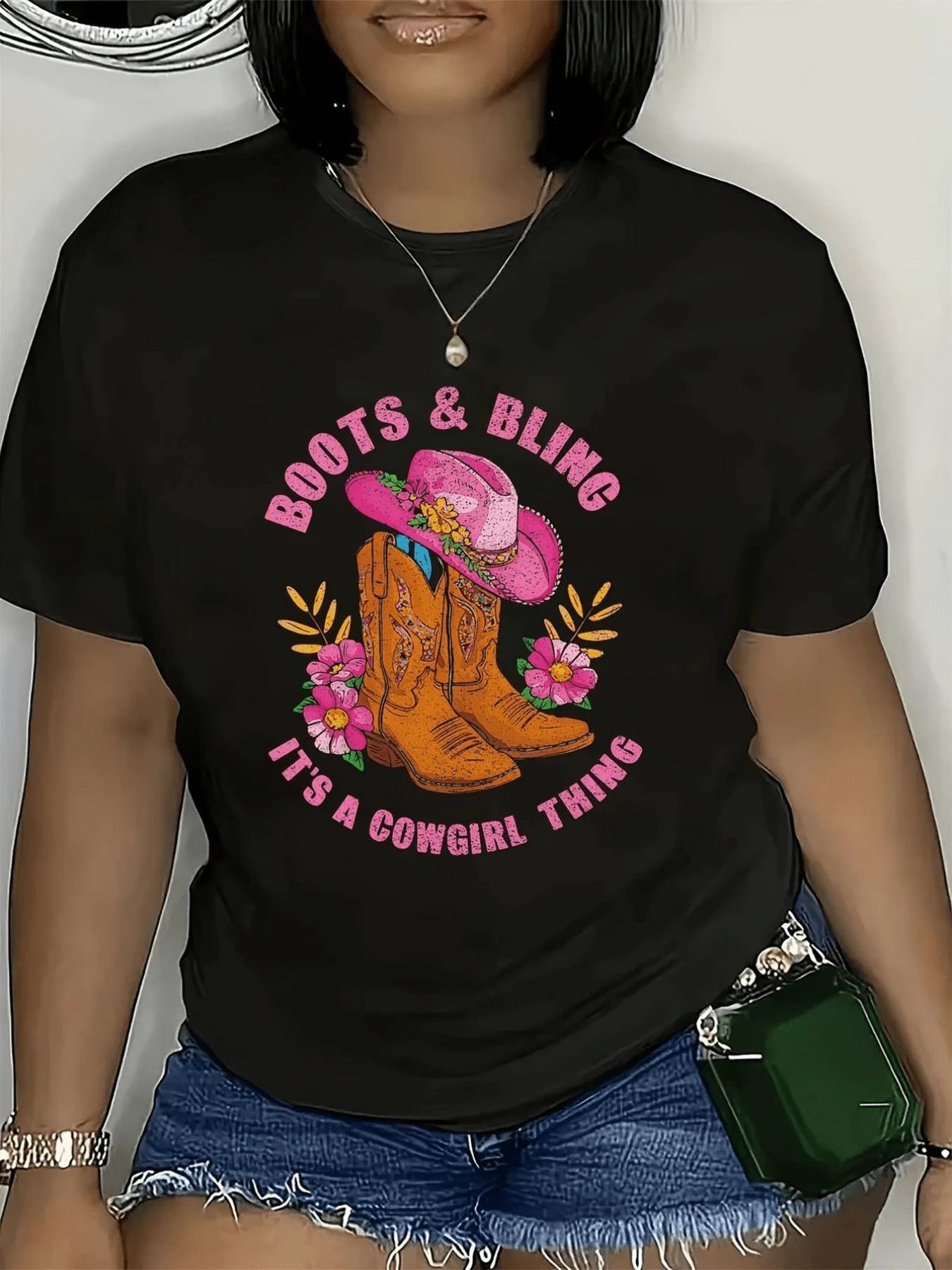 Botas vaqueras acompañadas de un sombrero rosa brillante adornado con flores coloridas que evocan la energía libre y alegre del espíritu del oeste camiseta de mujer casual moderna para uso diario - Negro - Ver 1