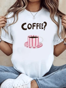 Taza rayada rosa con café simboliza el momento de pausa y energía positiva al iniciar el día camiseta de mujer moderna cómoda para uso diario y reuniones casuales - Blanco - Ver 1