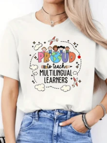 Proud To Teach Multilingual Students With Illustrations Of Smiling Children And A Globe Surrounded By Airplanes And Clouds. Comfortable Casual Women's T-Shirt Ideal For Teachers And Lovers Of Global Education. - 白色 - 查看 8