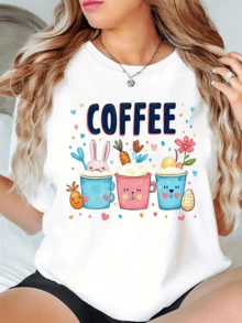 Tres tazas coloridas llenas de alegría muestran un conejo y un oso sonrientes rodeados de corazones zanahorias flores y huevos decorativos transmitiendo ternura y energía positiva camiseta de mujer casual cómoda para uso diario - Blanco - Ver 6