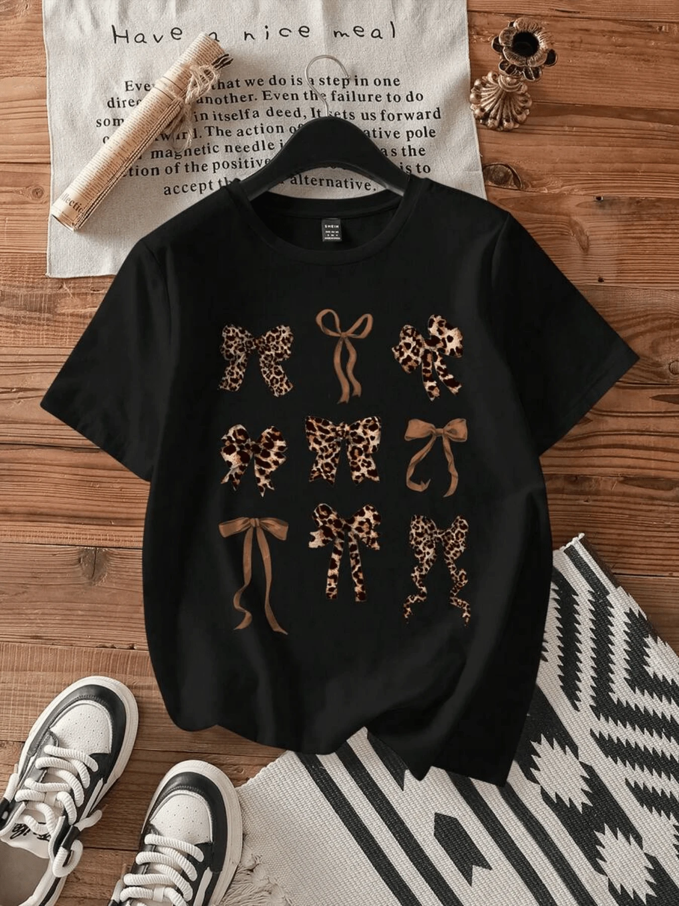 Lazos con estampado animal simbolizan fuerza elegancia y vitalidad reflejando un espíritu libre y en cada detalle camiseta de mujer casual moderna cómoda y atractiva para uso diario - Negro - Ver 1