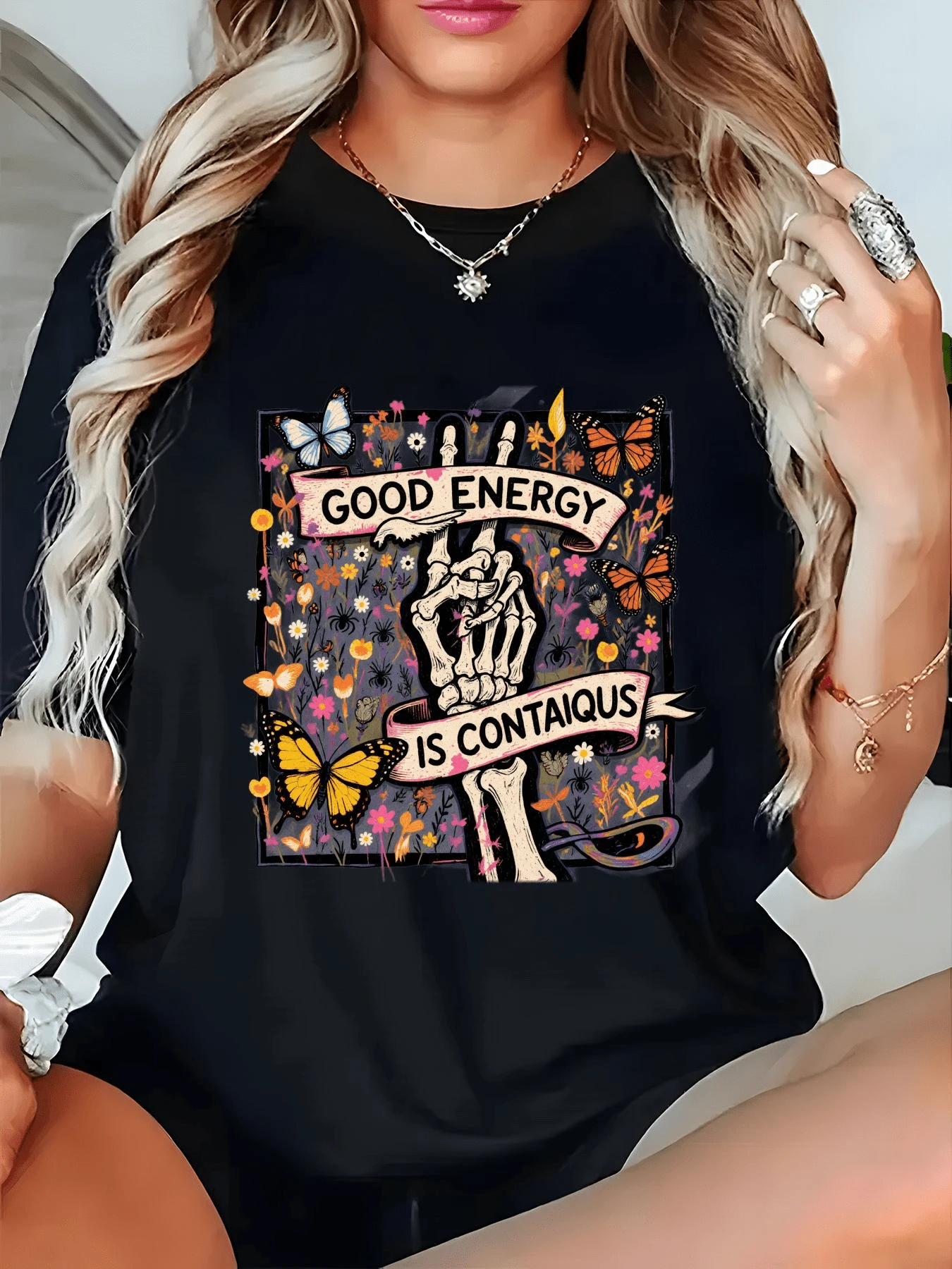 Skeletal Hand Displaying Peace Symbol Surrounded By Vibrant Butterflies And Wildflowers Evoking Positive Energy, Transformation, And Spiritual Connection. Modern, Casual, Comfortable Women's T-Shirt - 黑色 - 查看 1