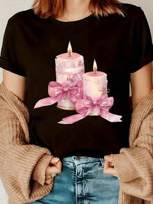 Lit Candles Surrounded By Soft Pink Tones And Ribbons Evoke Calm, Tenderness, And Warm Moments, Perfect For Conveying Tranquility And Elegance. A Modern, Comfortable, Casual Women's T-Shirt For Everyday Wear. - 黑色 - 查看 1