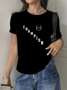 Inspirational Words Representing Personal Strength And Victory Adorned With A Laurel Wreath And Diagonal Lettering Symbolizing Modern Confidence. Elegant Casual Women's T-Shirt For Everyday Wear. - 黑色 - 查看 6