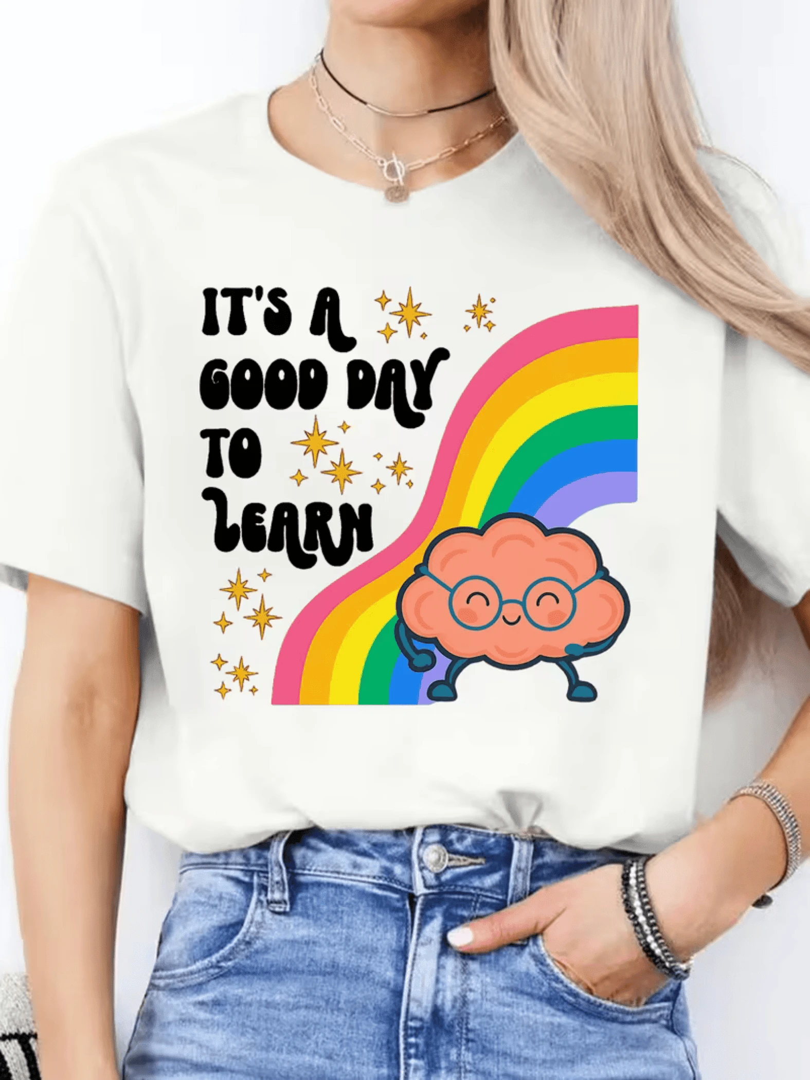 Bright Rainbow With A Smiling Brain Accompanied By Golden Stars That Inspire Positive Energy, Learning And Joy. Comfortable Casual Women's T-Shirt For Everyday Wear, Stylish And Modern. - 白色 - 查看 1