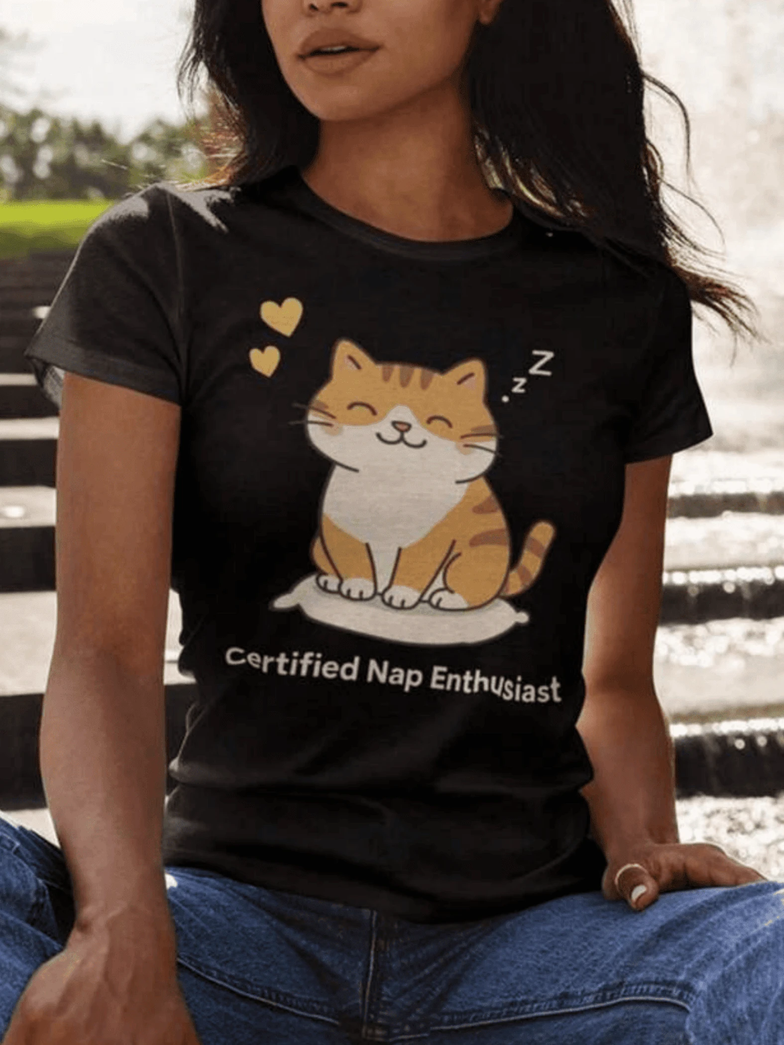 Smiling Sleepy Cat Surrounded By Hearts Symbolizing Peace, Tenderness And Love For Moments Of Rest. Comfortable Women's T-Shirt For Everyday Wear And Perfect For Those Who Love To Relax - 黑色 - 查看 1