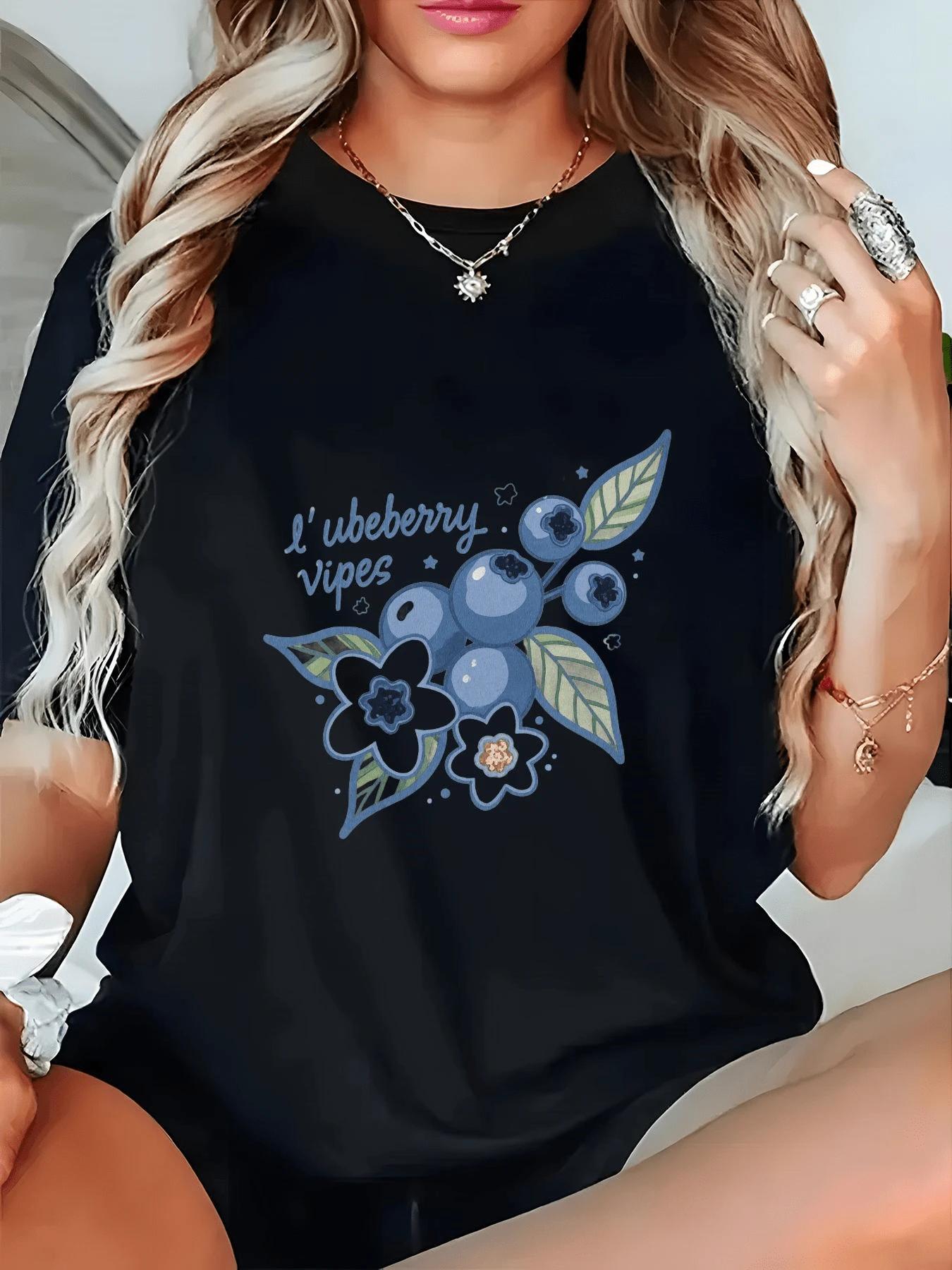 A Bouquet Of Blueberries And Purple Flowers Symbolizing Freshness, Nature, And Positive Energy, With Soft Details And An Artistic Touch. A Modern, Comfortable, Casual Women's T-Shirt For Everyday Wear. - 黑色 - 查看 1