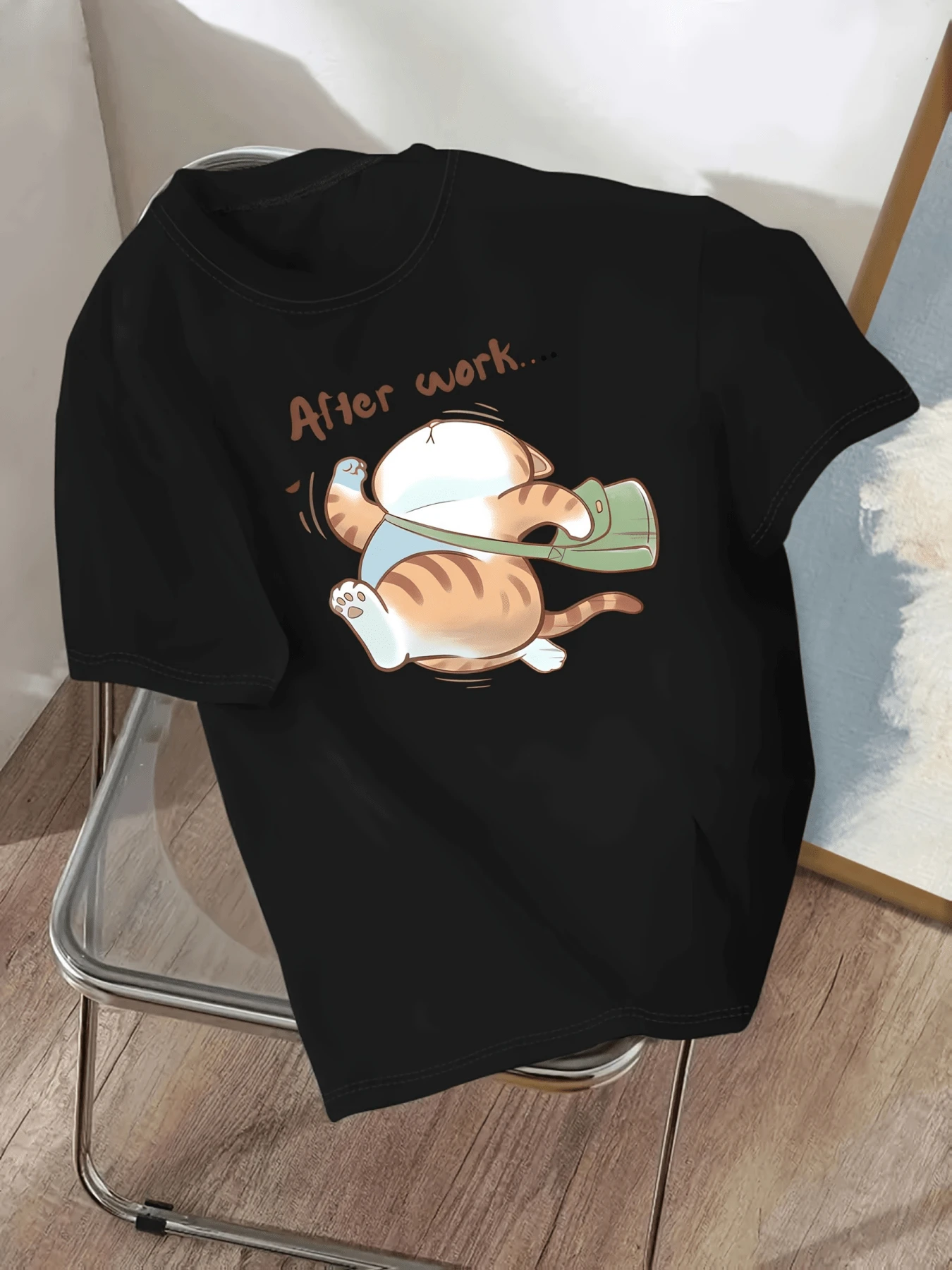A Relaxed Cat Stretching Happily After A Long Day, Holding Its Bag, Represents The Pleasure Of Resting And Enjoying The Tranquility Of The Moment. Comfortable Casual Women's T-Shirt For Everyday Wear - 黑色 - 查看 1