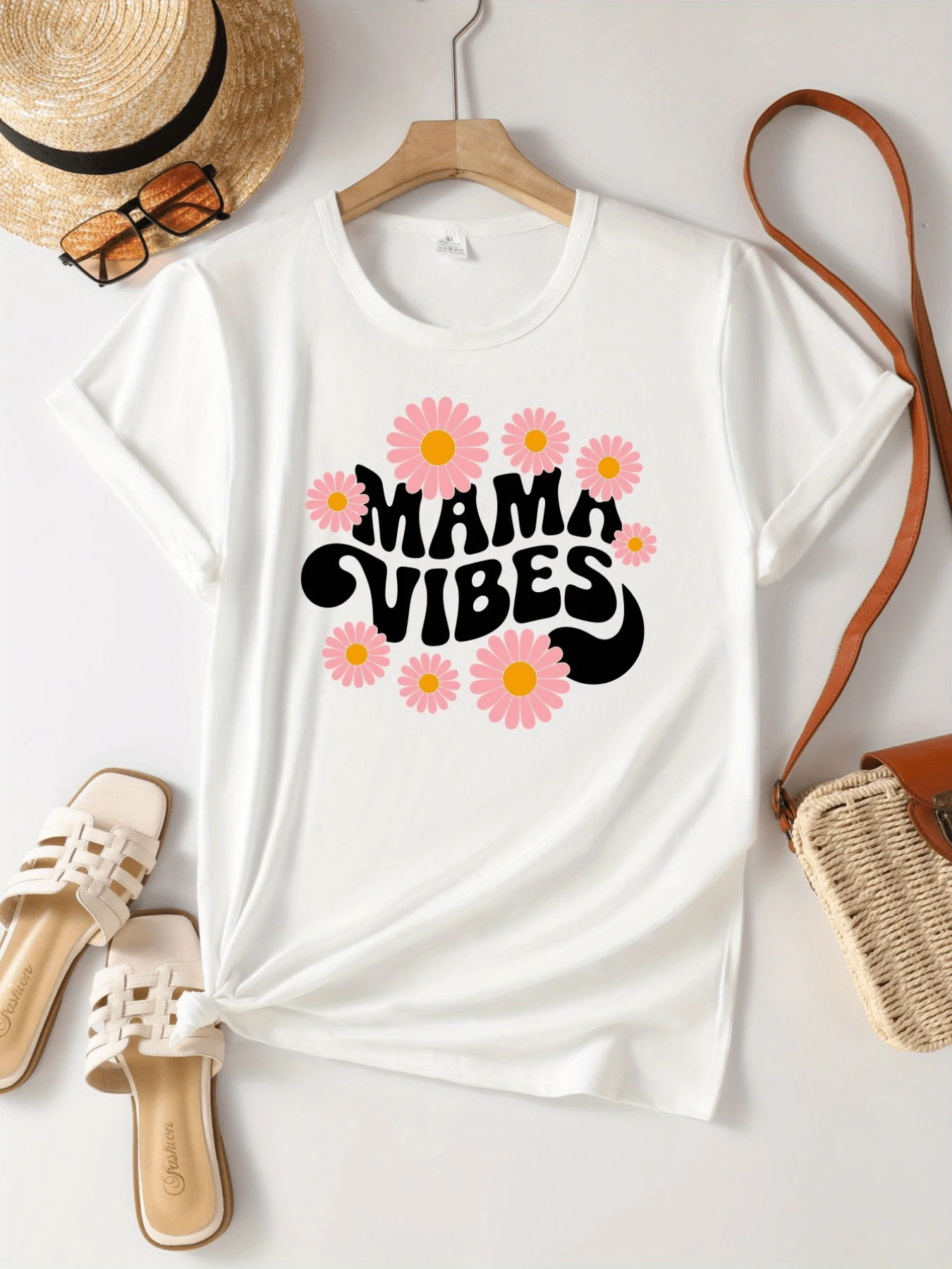 Pink Flowers Radiate Positive Energy And Convey A Joyful Message Of Maternal Love And Confidence-Perfect For Women Who Celebrate Their Free Spirit. A Modern, Casual Women's T-Shirt. - 白色 - 查看 1