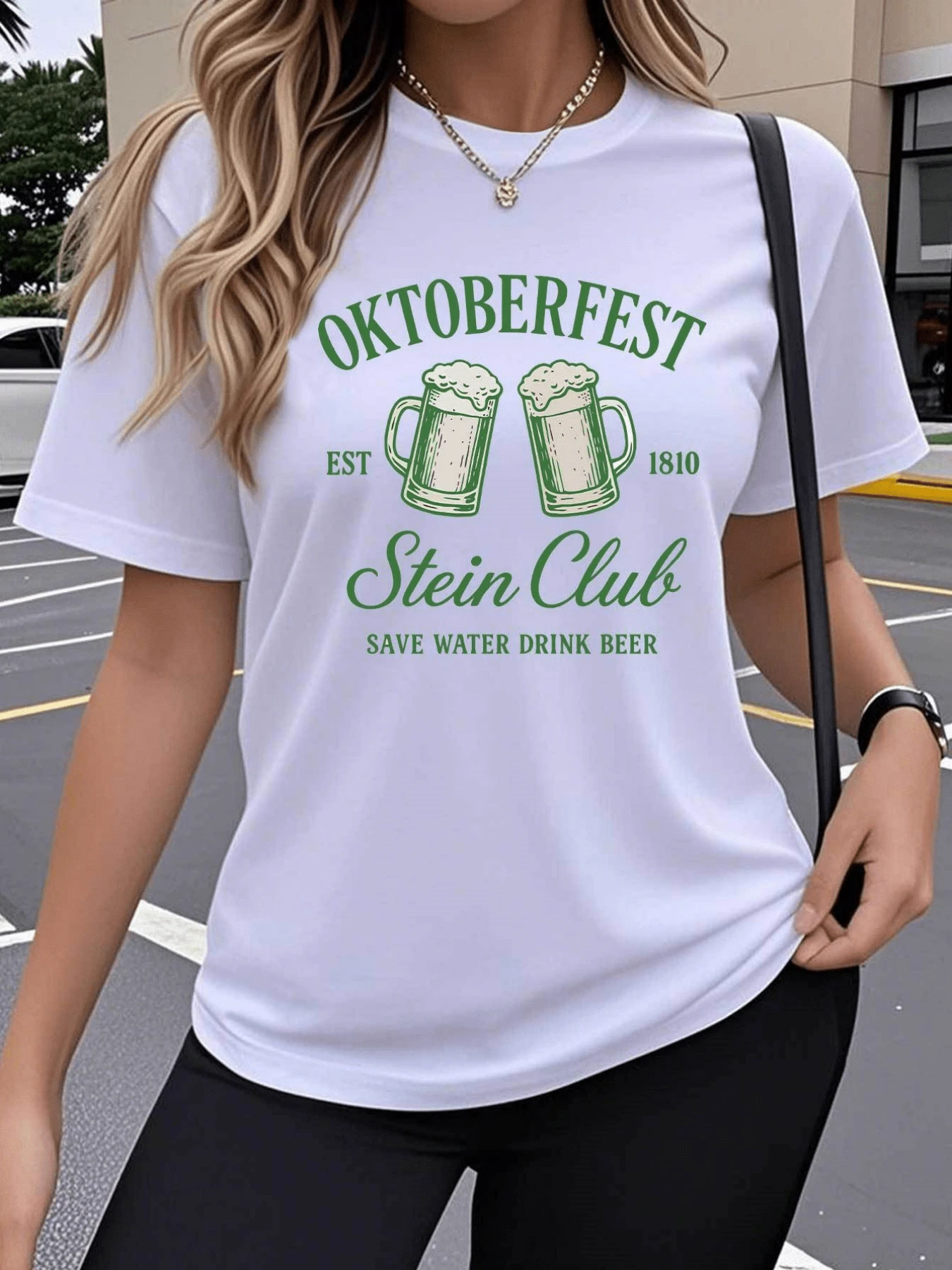Two Crossed Frothy Beer Steins Evoke The Joy Of Oktoberfest And Celebrate The Tradition Of Sharing Moments With Friends. A Modern, Casual Women's T-Shirt, Ideal For Beer Lovers. - 白色 - 查看 1