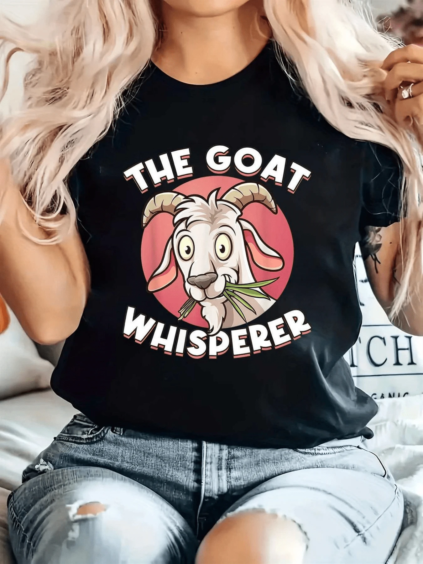 Cabra divertida con mirada traviesa y fondo circular rosado que simboliza energía y buen humor para quienes aman la naturaleza y los animales camiseta de mujer casual moderna cómoda para uso diario - Negro - Ver 1