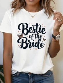 Mariposa rodeada de pequeñas estrellas que simbolizan la amistad y la alegría compartida en las celebraciones nupciales camiseta de mujer cómoda y moderna para ocasión especial - Blanco - Ver 1