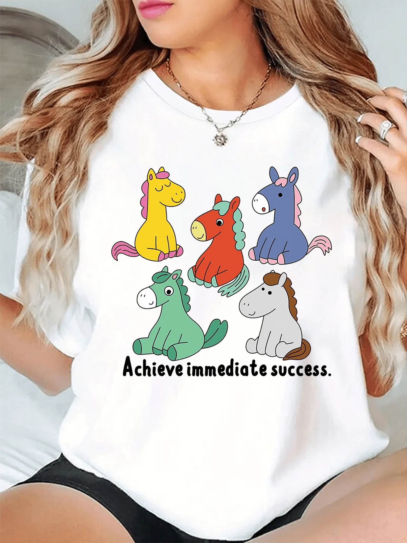 Cinco pequeños caballos de colores simbolizan la alegría la diversidad y la energía positiva que impulsa a lograr el éxito inmediato camiseta de mujer casual cómoda y moderna - Blanco - Ver 1