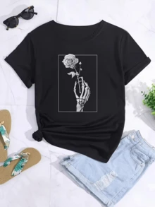 Una mano ósea sostiene una rosa símbolo del equilibrio entre vida y muerte reflejando fuerza esperanza y belleza eterna camiseta de mujer moderna con estampado artístico casual elegante para uso diario - Negro - Ver 8