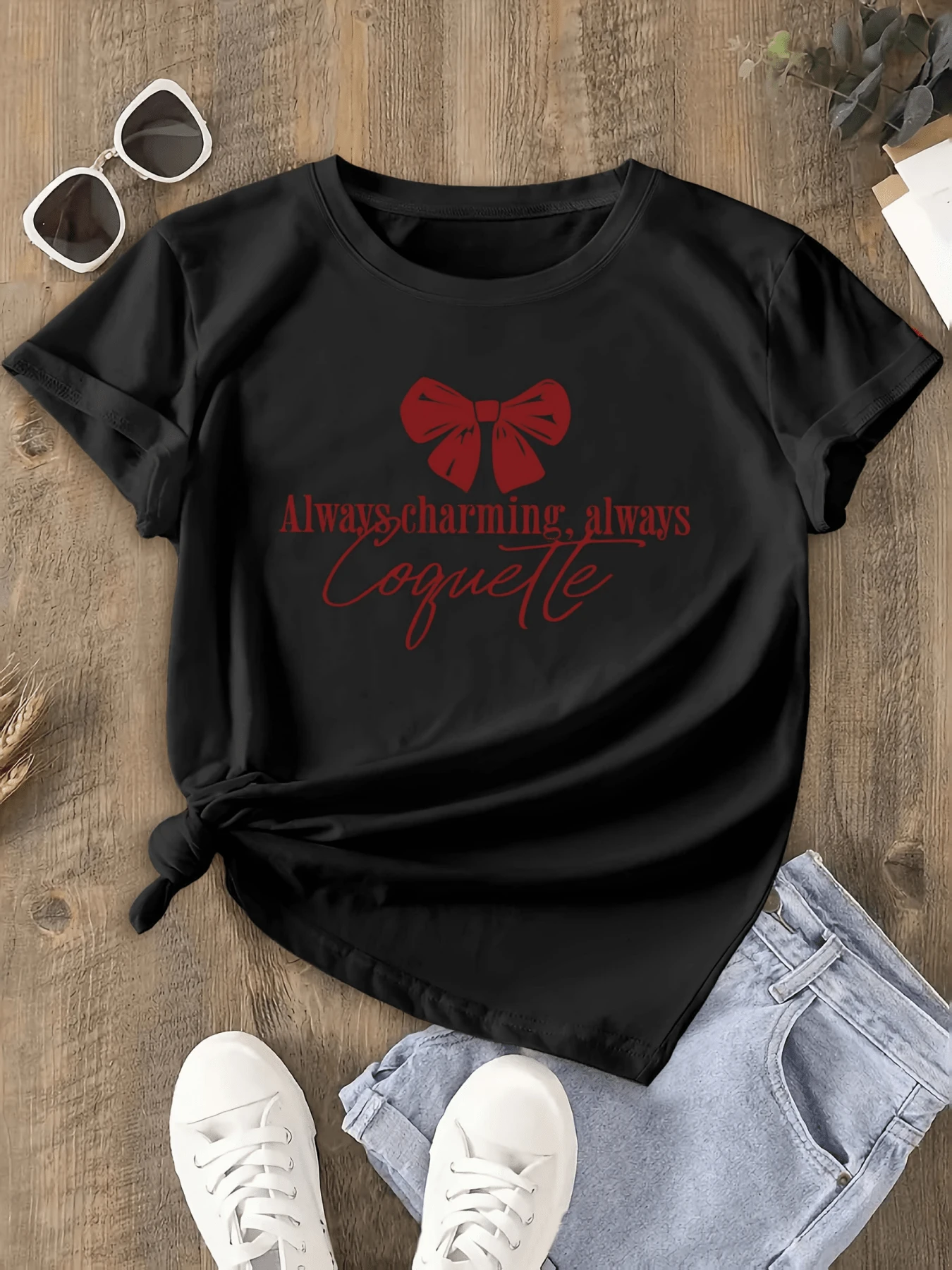 A Red Ribbon Symbolizes Feminine Charm And Confidence, Conveying A Flirty And Cheerful Spirit That Reflects Inner Beauty And Seductive Playfulness With An Elegant Touch. A Modern, Casual Women's T-Shirt For Everyday Wear. - 黑色 - 查看 1