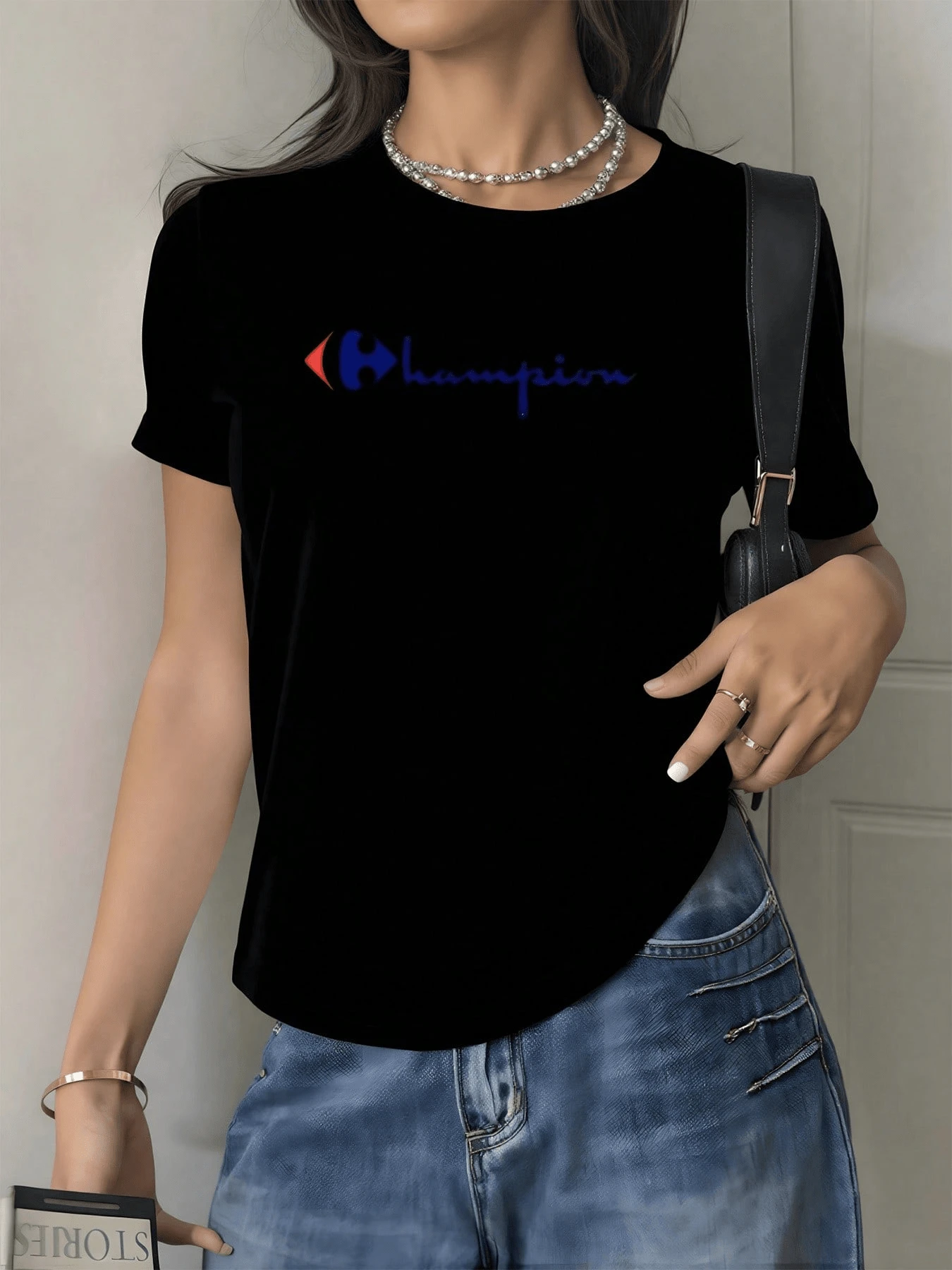 Abstract Symbol In Blue And Red Representing Strength, Confidence, And A Modern, Elegant Spirit With Soft Lettering That Evokes Positive Energy And A Firm Attitude. Comfortable Casual Women's T-Shirt For Everyday Wear - 黑色 - 查看 1