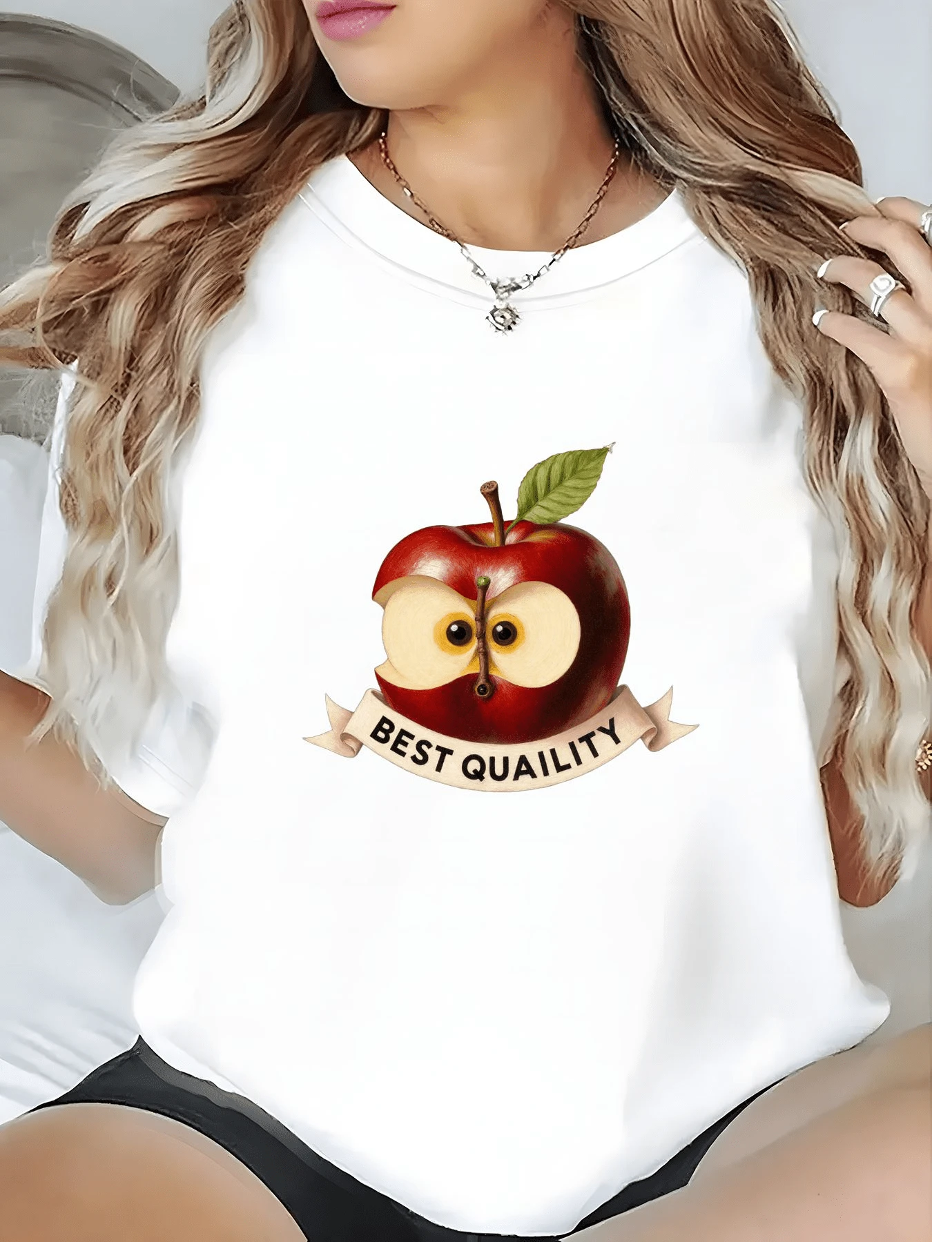 A Cut Red Apple Revealing A Hidden Core Symbolizes The Union Between Purity And Positive Energy, With Leaves Representing Growth And Vitality. A Modern, Casual Women's T-Shirt For Comfortable And Attractive Everyday Wear. - 白色 - 查看 1
