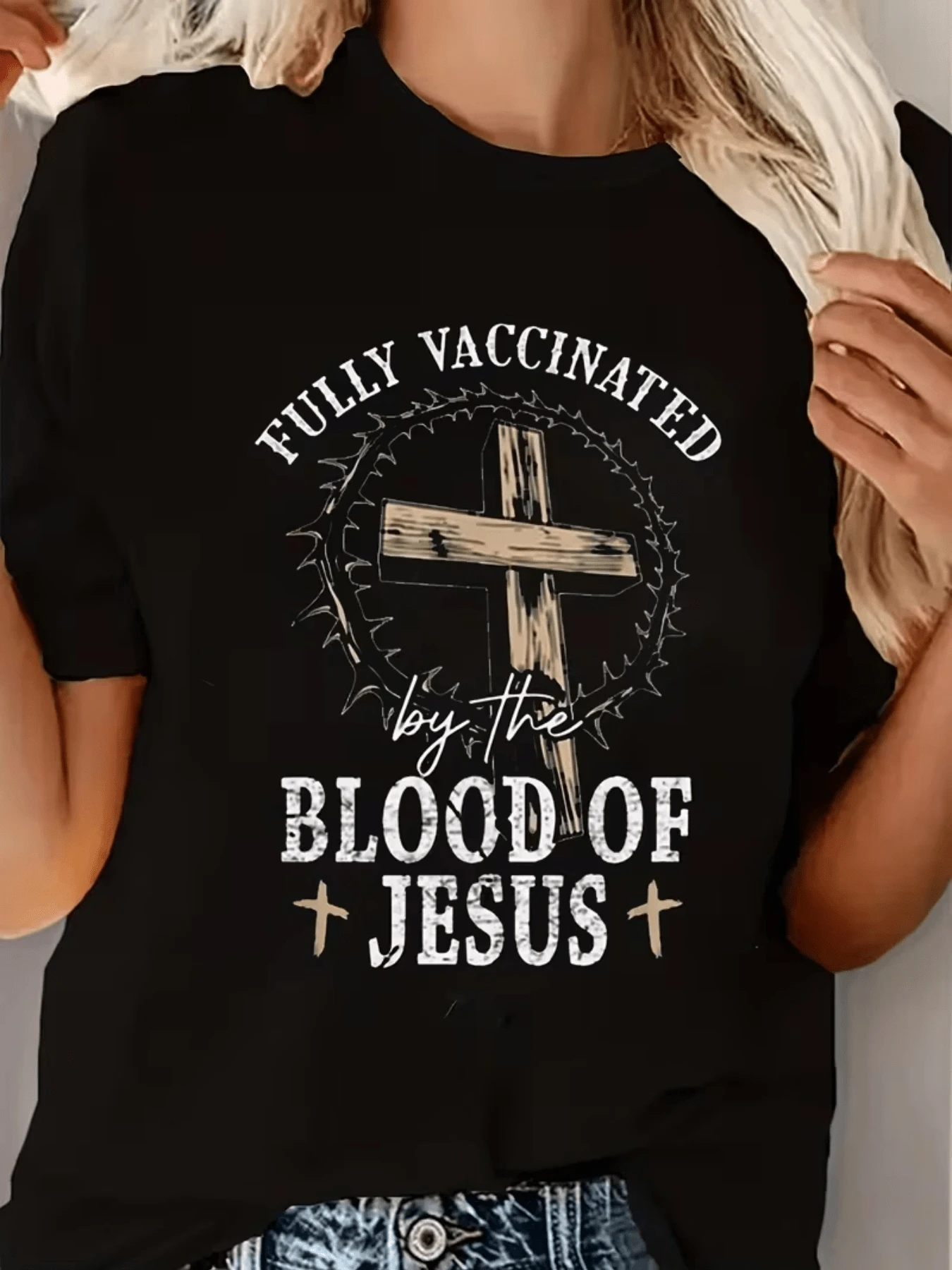 Cruz rodeada de corona de espinas que simboliza protección espiritual y fe profunda con mensaje de salvación poderosa camiseta de mujer para expresar devoción y esperanza - Negro - Ver 1