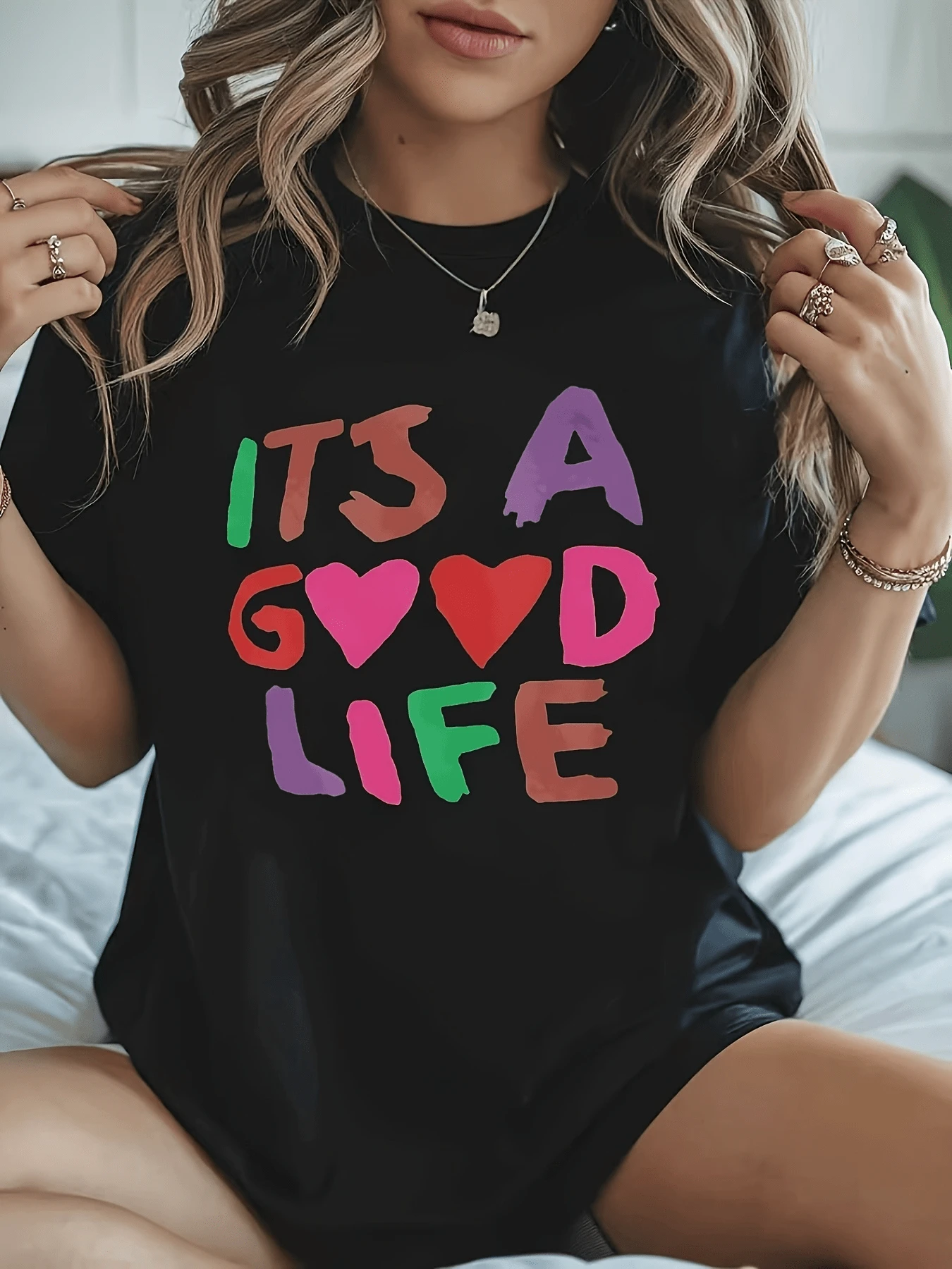 Palabras multicolor que expresan energía optimista y amor con corazones que simbolizan alegría diaria en tonos vivos que inspiran confianza y bienestar camiseta de mujer casual cómoda para uso diario - Negro - Ver 1