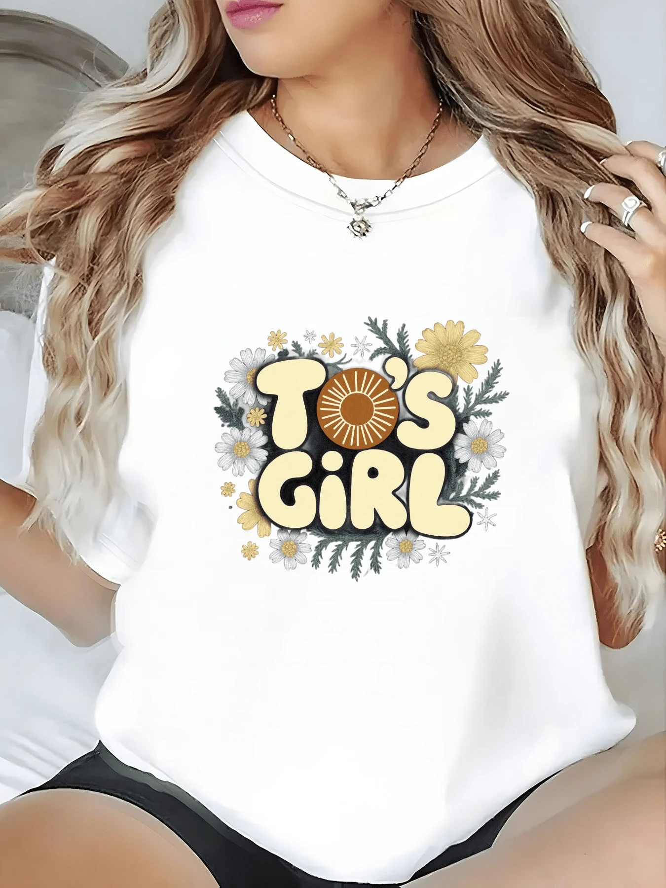 Cheerful Flowers Surrounding A Bright Sun Symbolize Energy, Optimism, And Joy, Creating A Positive Message For Free And Confident Women. A Modern, Comfortable, Casual Women's T-Shirt For Everyday Wear. - 白色 - 查看 1