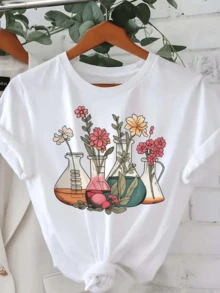 Glass Jars With Colorful Flowers Symbolizing The Union Between Science And Nature, Creating An Atmosphere Of Harmony And Serenity. Women's Casual, Modern, Comfortable T-Shirt For Everyday Wear. - 白色 - 查看 6