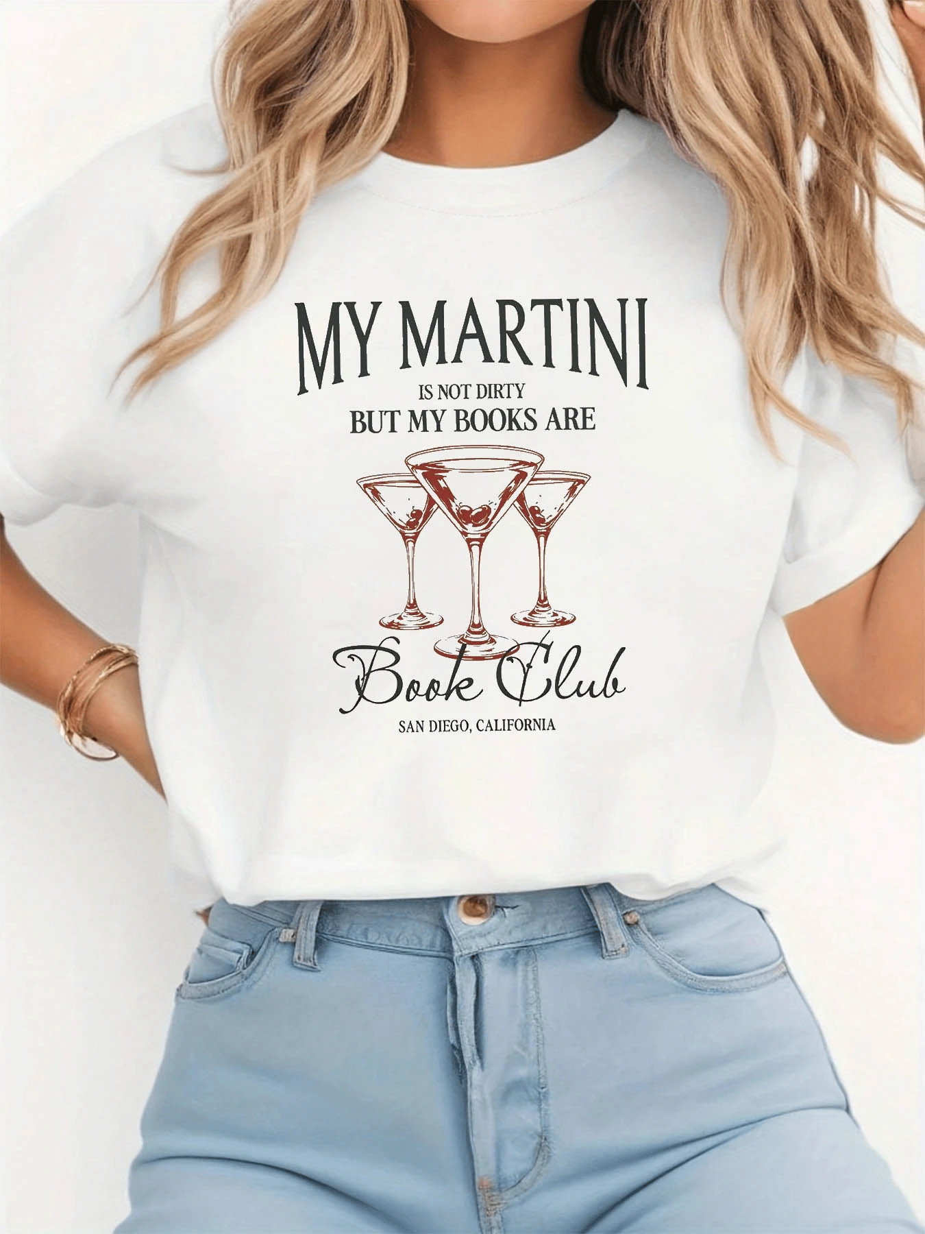 Three Martini Glasses Symbolize Fun, Reading, And Elegance With Witty Phrases That Inspire Relaxed Moments And A Curious Spirit. Comfortable Casual Women's T-Shirt For Everyday Wear - 白色 - 查看 1