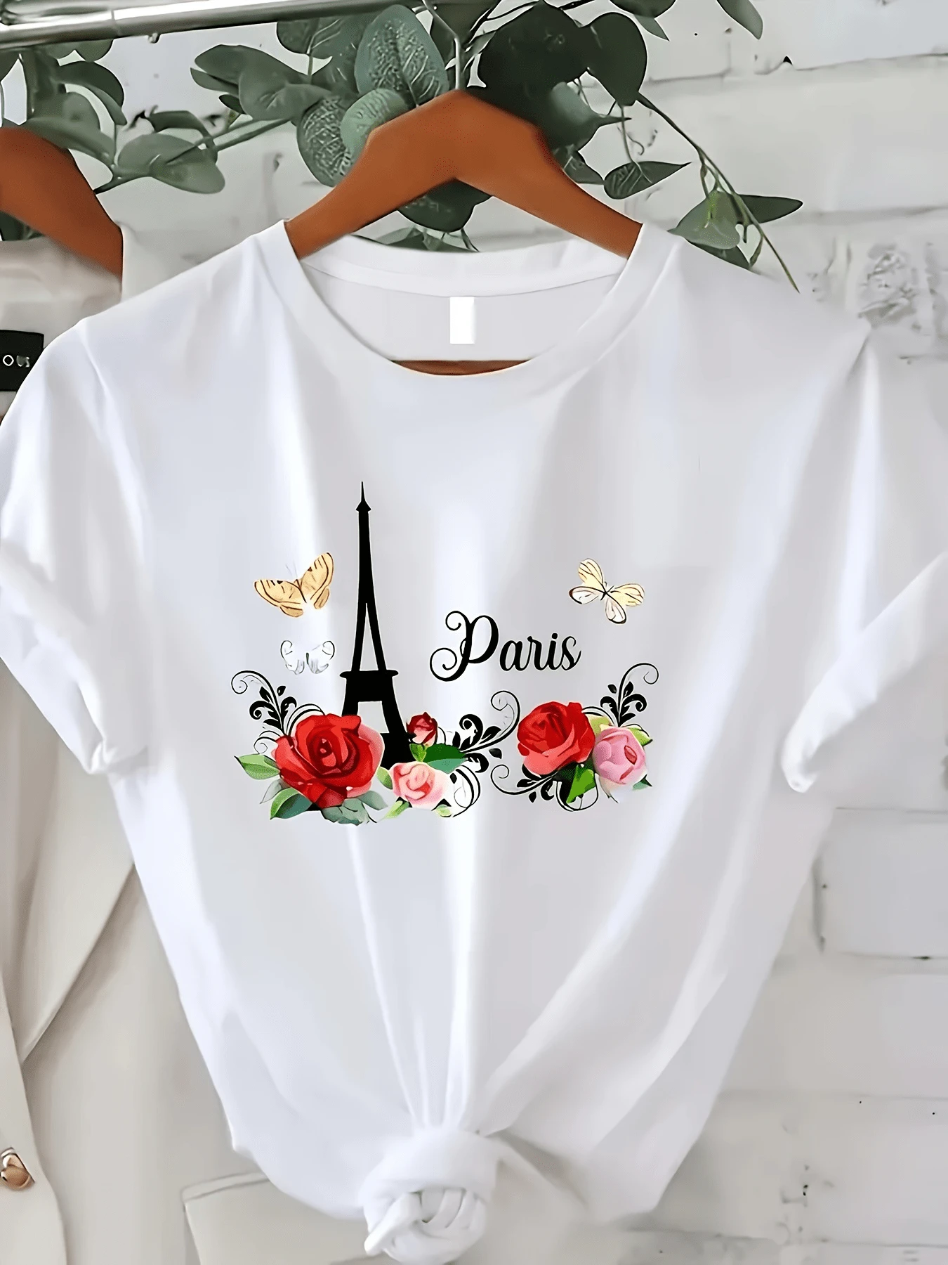 Torre Eiffel rodeada de rosas rojas y rosadas acompañadas de mariposas doradas simbolizando la elegancia romántica de París camiseta de mujer casual con estampado artístico moderno - Blanco - Ver 1